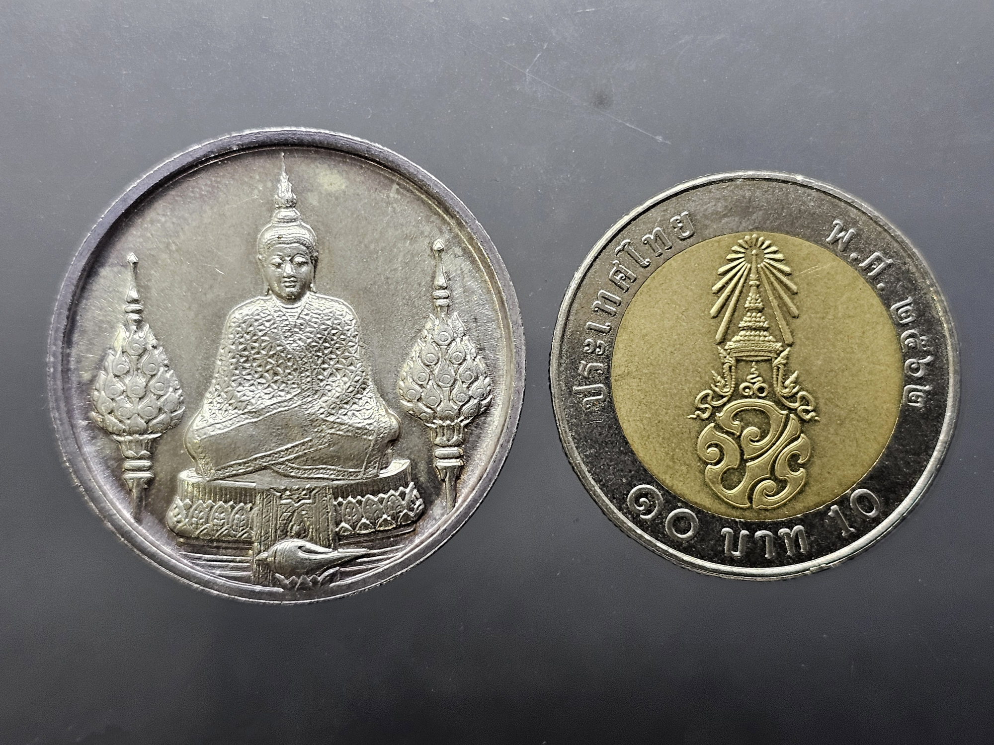 เหรียญพระแก้วมรกต ภปร รุ่นสอง ทรงเครื่องฤดูหนาว เนื้อเงิน ฉลองกรุงรัตนโกสินทร์ 200 ปี พ.ศ.2525