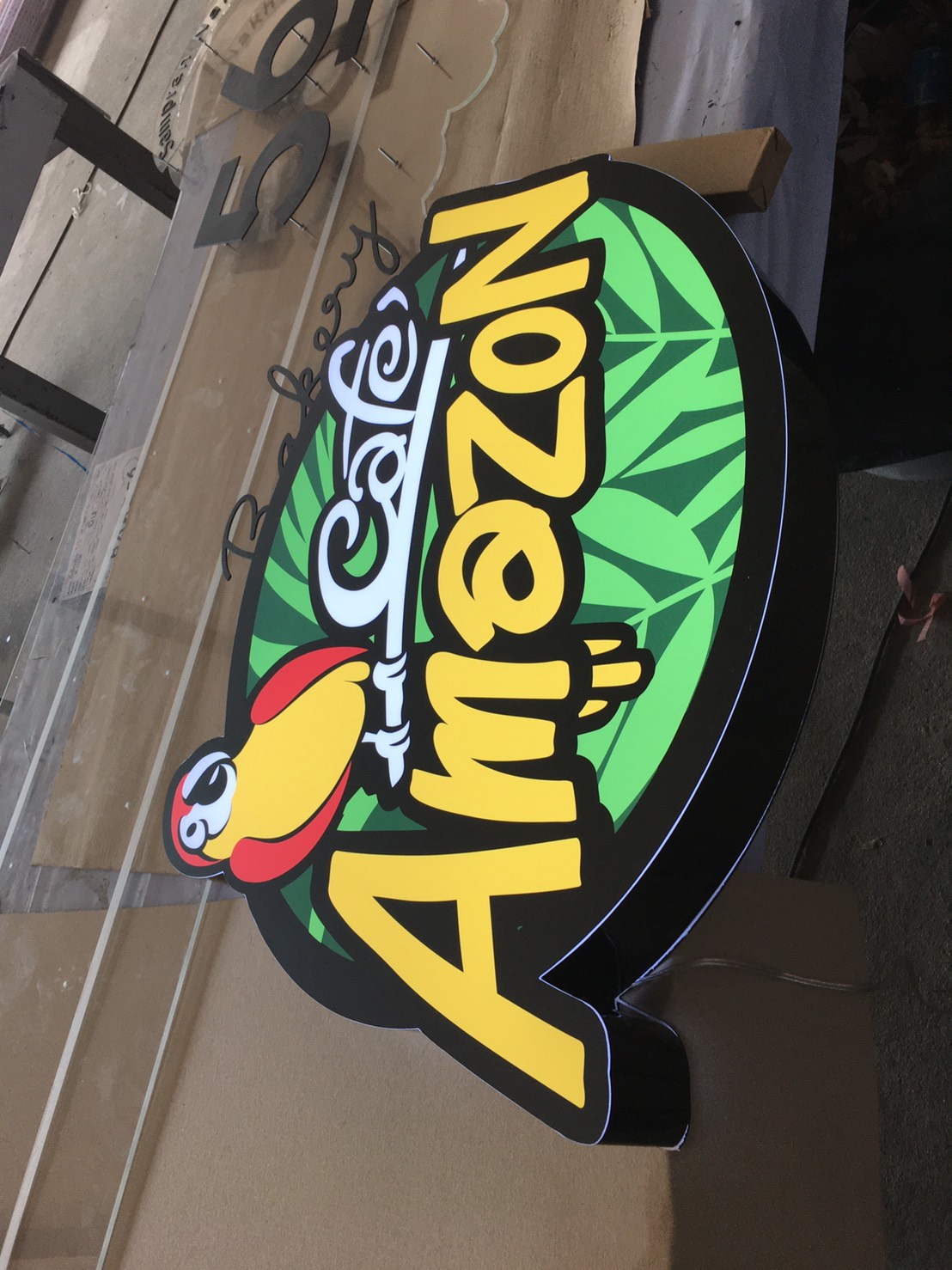 ป้ายโลโก้ไฟออกหน้าขอบอลูมิเนียมสีดำ งานCAFE AMAZON