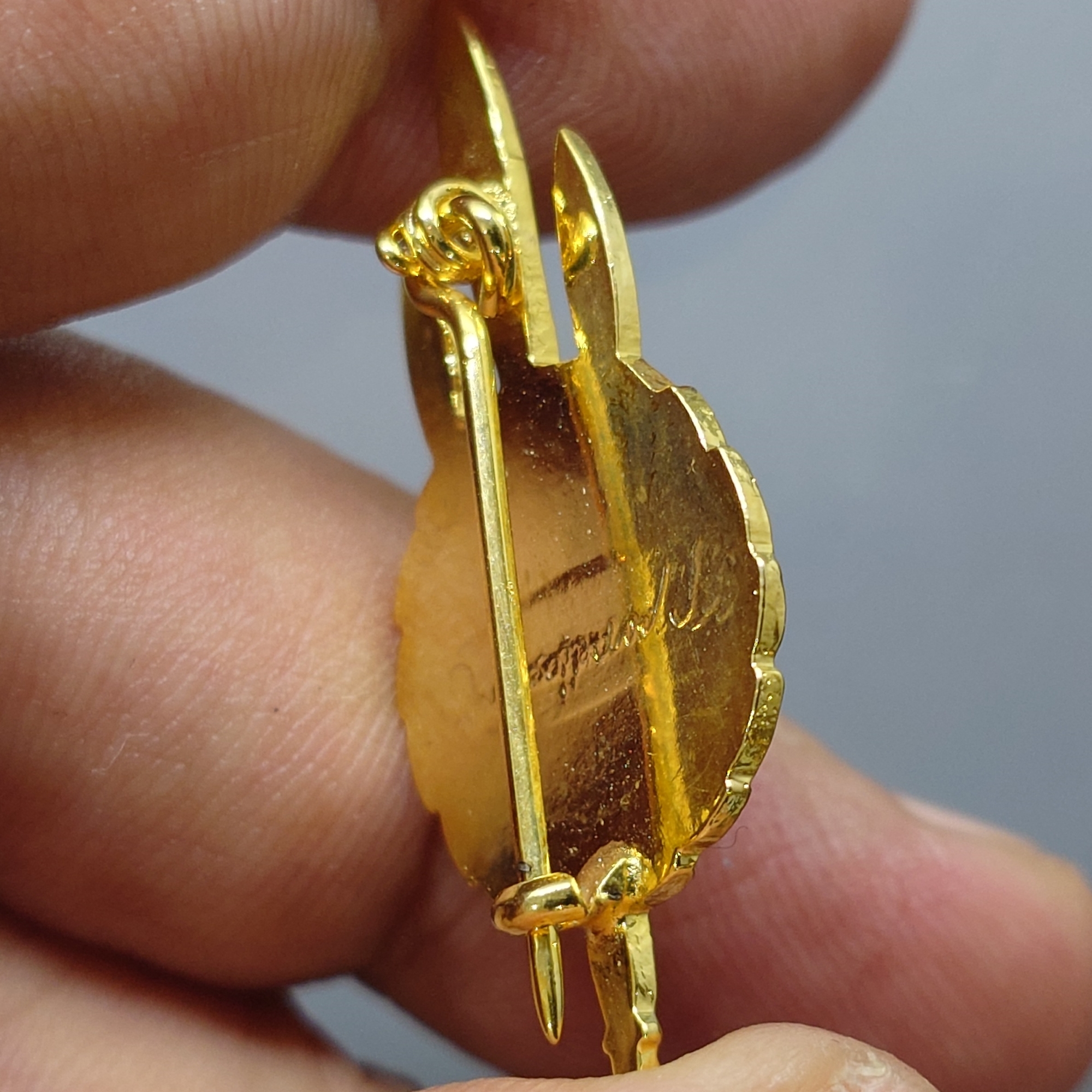 เข็มกลัดตรีเพชร หลังลายเซ็น " ภูมิพลอดุลยเดช" ในหลวง ร.9 ออก วัดบวรนิเวศวิหาร ปี 2530 พล้อมตลับเดิม