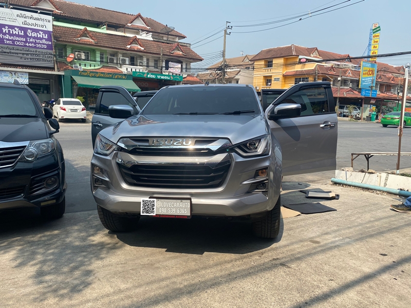 พรมปูพื้นรถยนต์ 7D Isuzu Dmax 4Door 2022 สีดำด้ายฟ้า+ไวนิลดำ