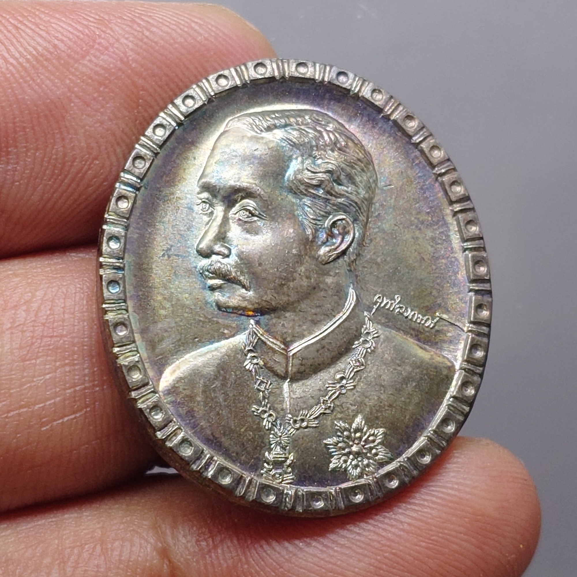 เหรียญเสด็จพ่อ ร.5 หลัง จปร. เนื้อเงิน - ทองแดง พิธีวัดสุทัศนเทพวราราม เพื่อตั้งทุนอุดมศึกษา ปี2532 พร้อมกล่องเดิม