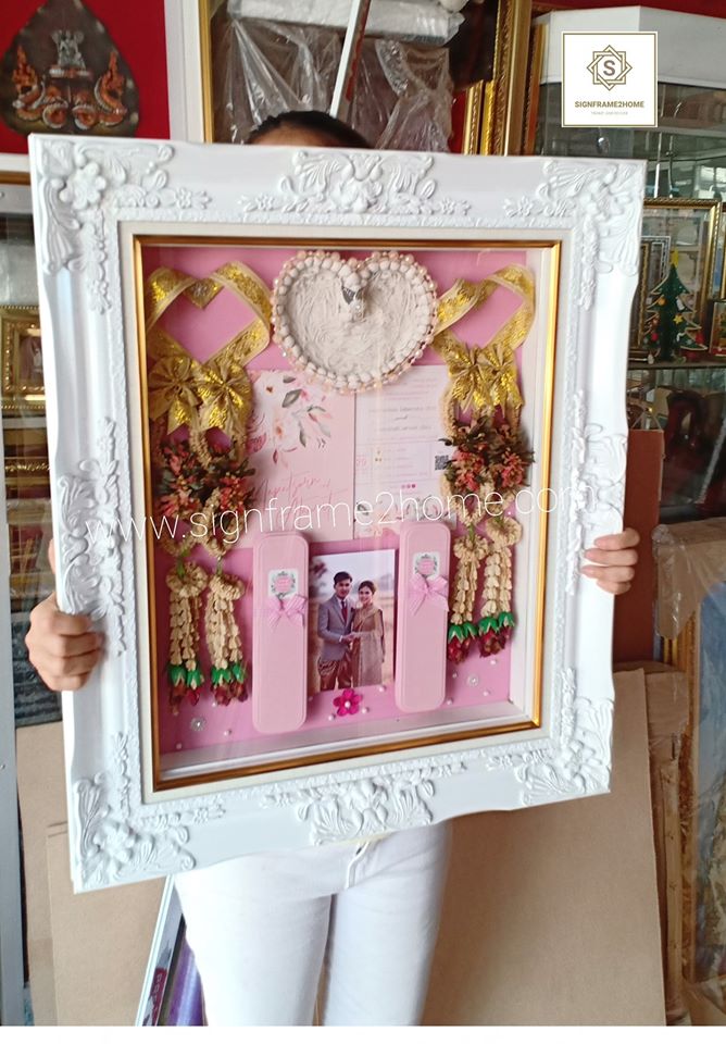 กรอบรูปทรงลึก ไม้หลุยซ์สีขาว ขนาด 16x20นิ้ว พื้นชมพู