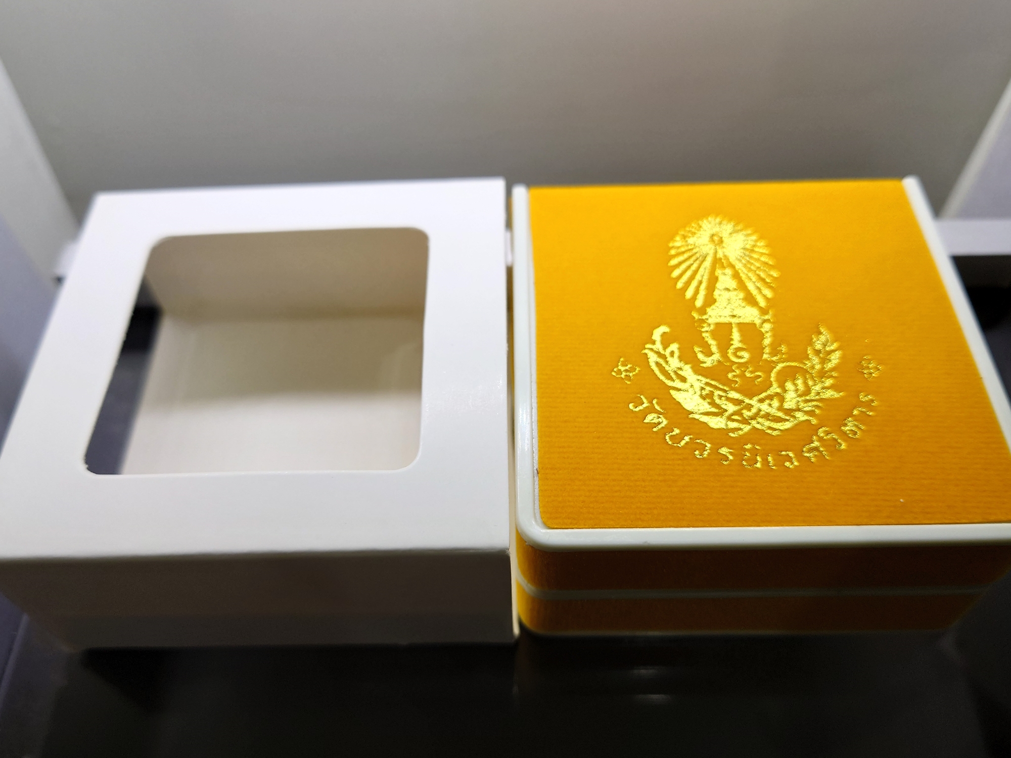 พระกริ่งพุทโธ ภปร เนื้อสัมฤทธิ์ ฐานทองแดง วัดบวรนิเวศวิหาร ปี2554 พร้อมกล่องเดิม