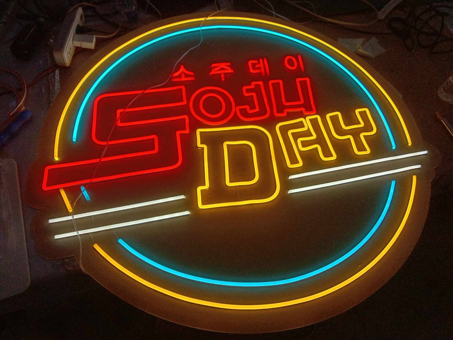 ป้ายไฟนีออนเฟล็กซ์ “Soju Day” สไตล์เกาหลี ดีไซน์สดใส เติมสีสันให้ร้านคุณไม่เหมือนใคร
