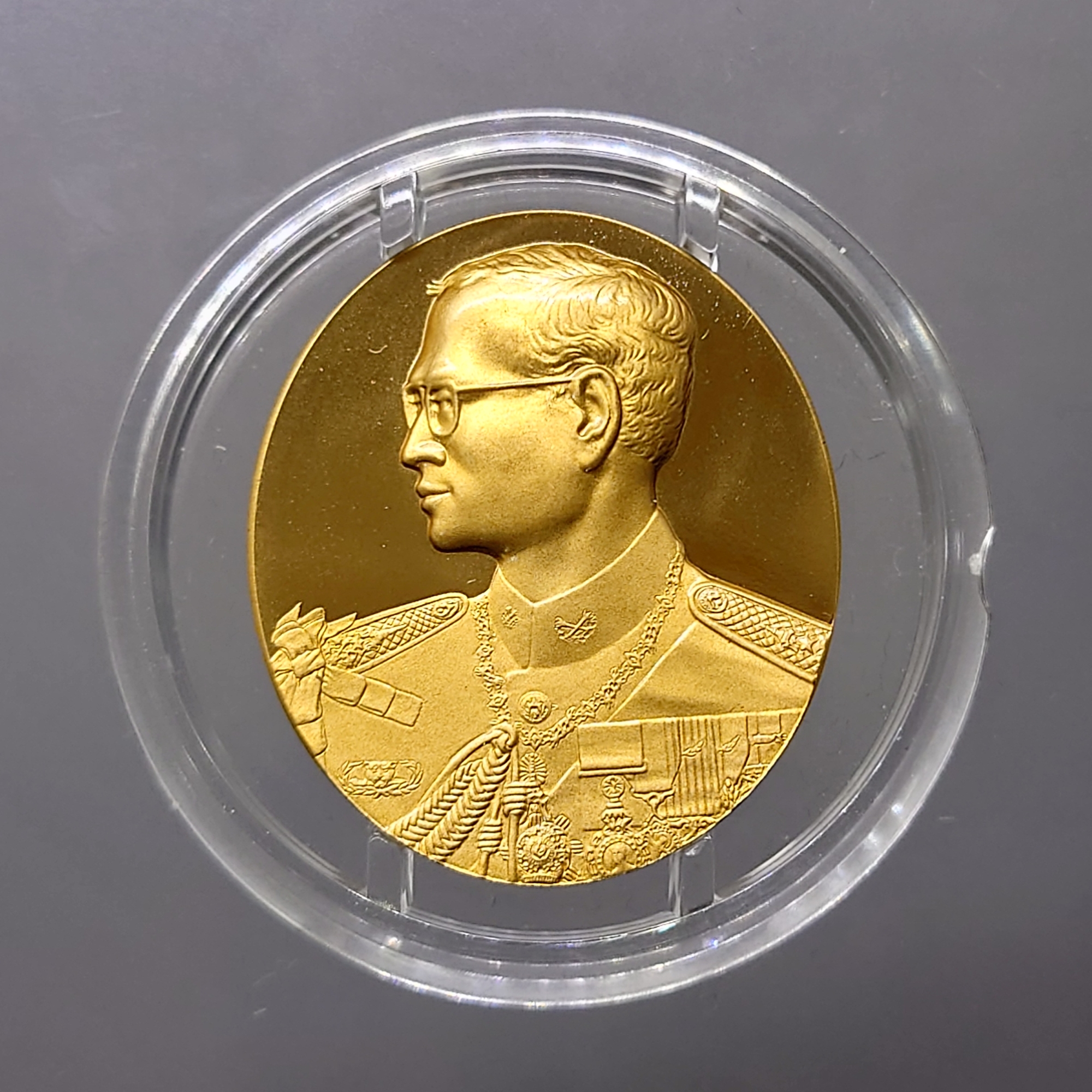 เหรียญรัชกาลที่9 ฮูกานิน เนื้อบรอนซ์สวิส ขัดเงา ที่ระลึกสร้างพระมหาธาตุเจดีย์ภักดีประกาศ ปี2539 พร้อมกล่องเดิม