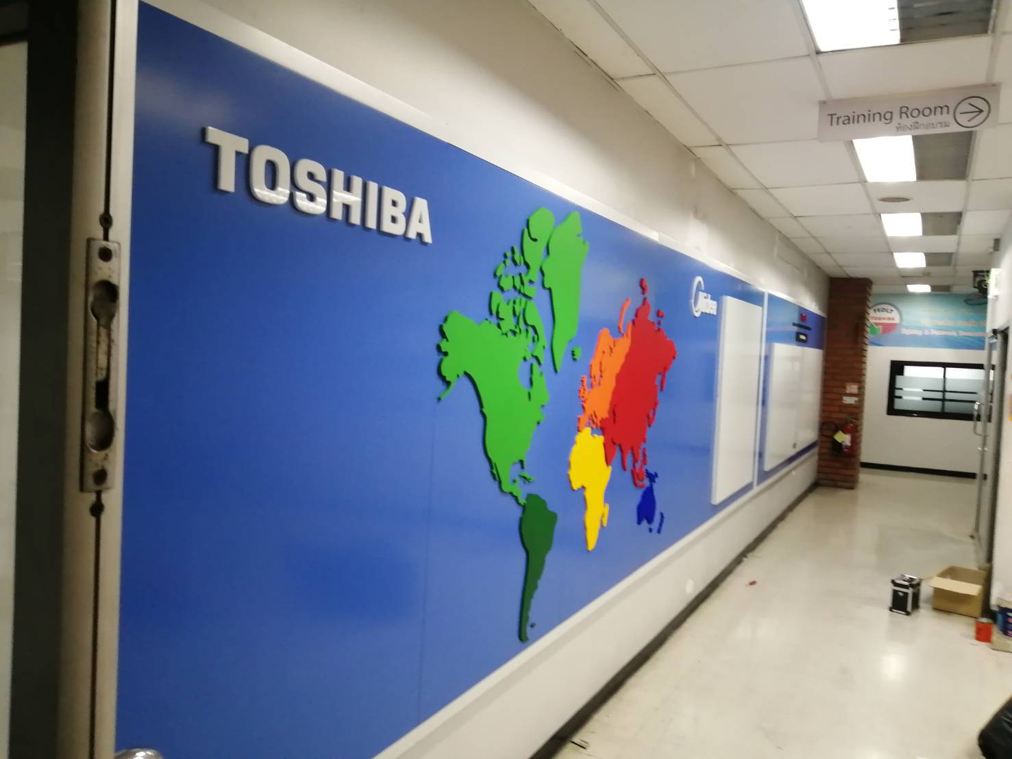 งานตกแต่งบอร์ดกระดานติดผนังของโรงงานโตชิบา