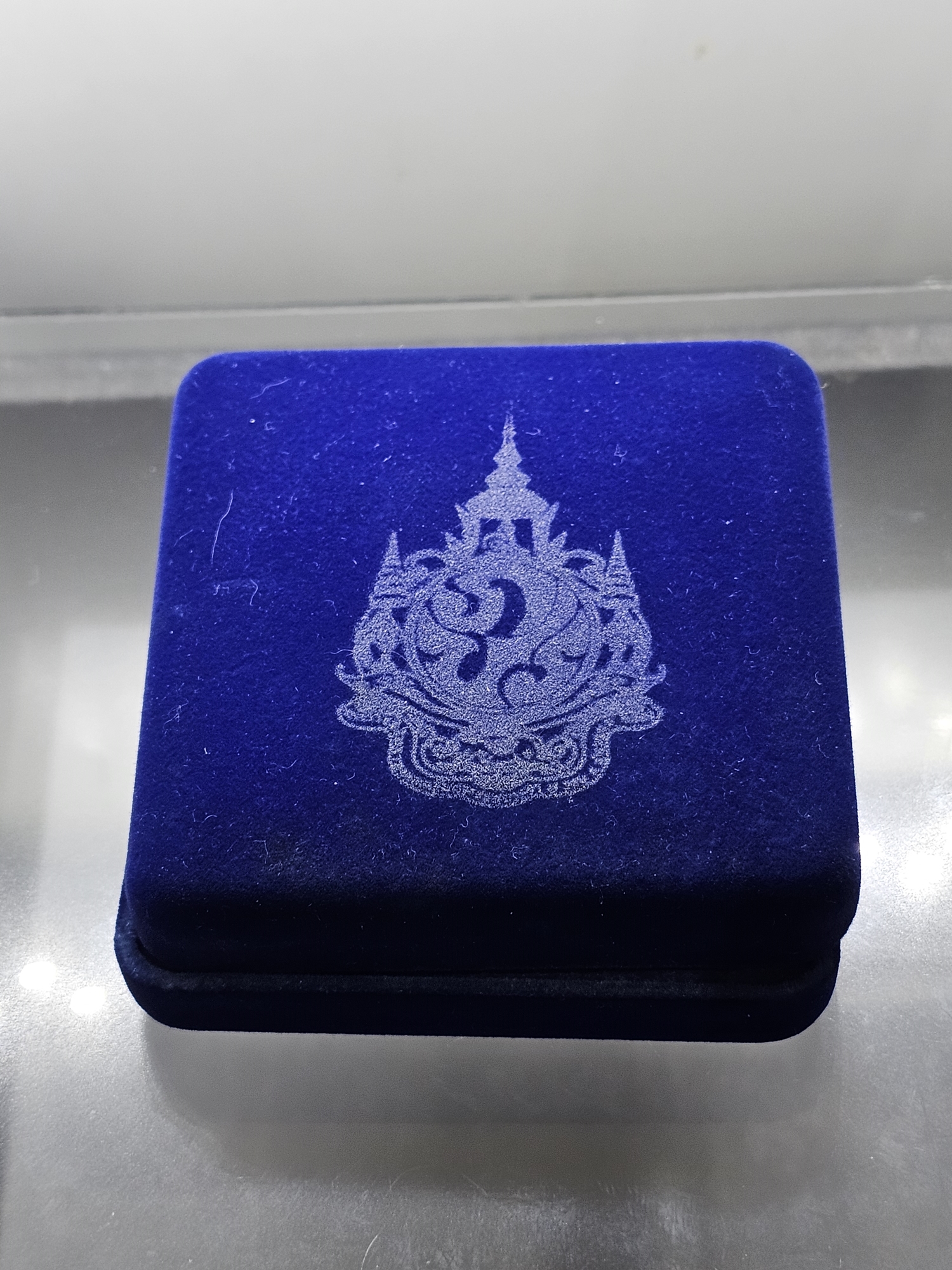 พระพุทธเมตตาเสนานาถ หลังพระปรมาภิไธย ภ.ป.ร. เนื้อเงิน กองทัพบก จัดสร้างเนื่องในวโรกาส 84 พรรษา ร9 ปี2556 พร้อมกล่องเดิม
