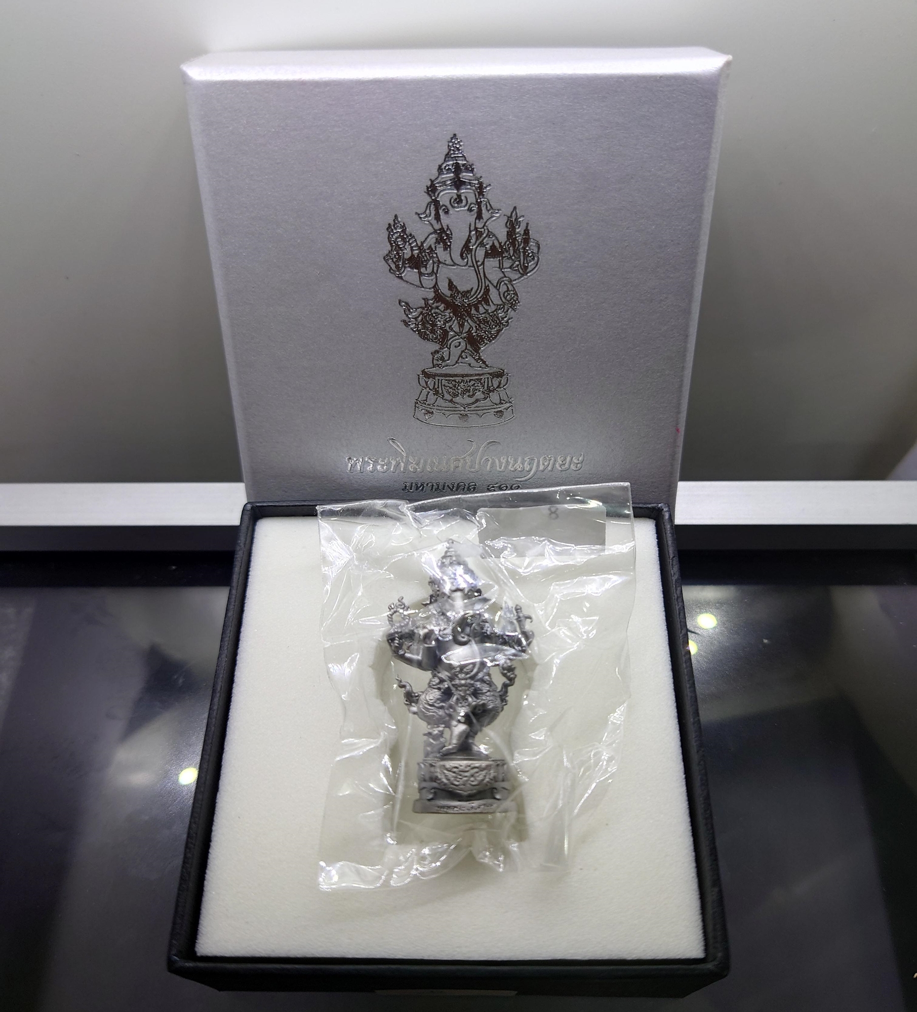 พระพิฆเนศ ปางนฤตยะ มหามงคล ๙๑๐ เนื้อเงินมุก (โคท 8) ขนาด 4 เซ็น จัดสร้างโดย คณะดนตรีและการแสดง มหาวิทยาลัยบูรพา พ.ศ.2562 พร้อมกล่องเดิม