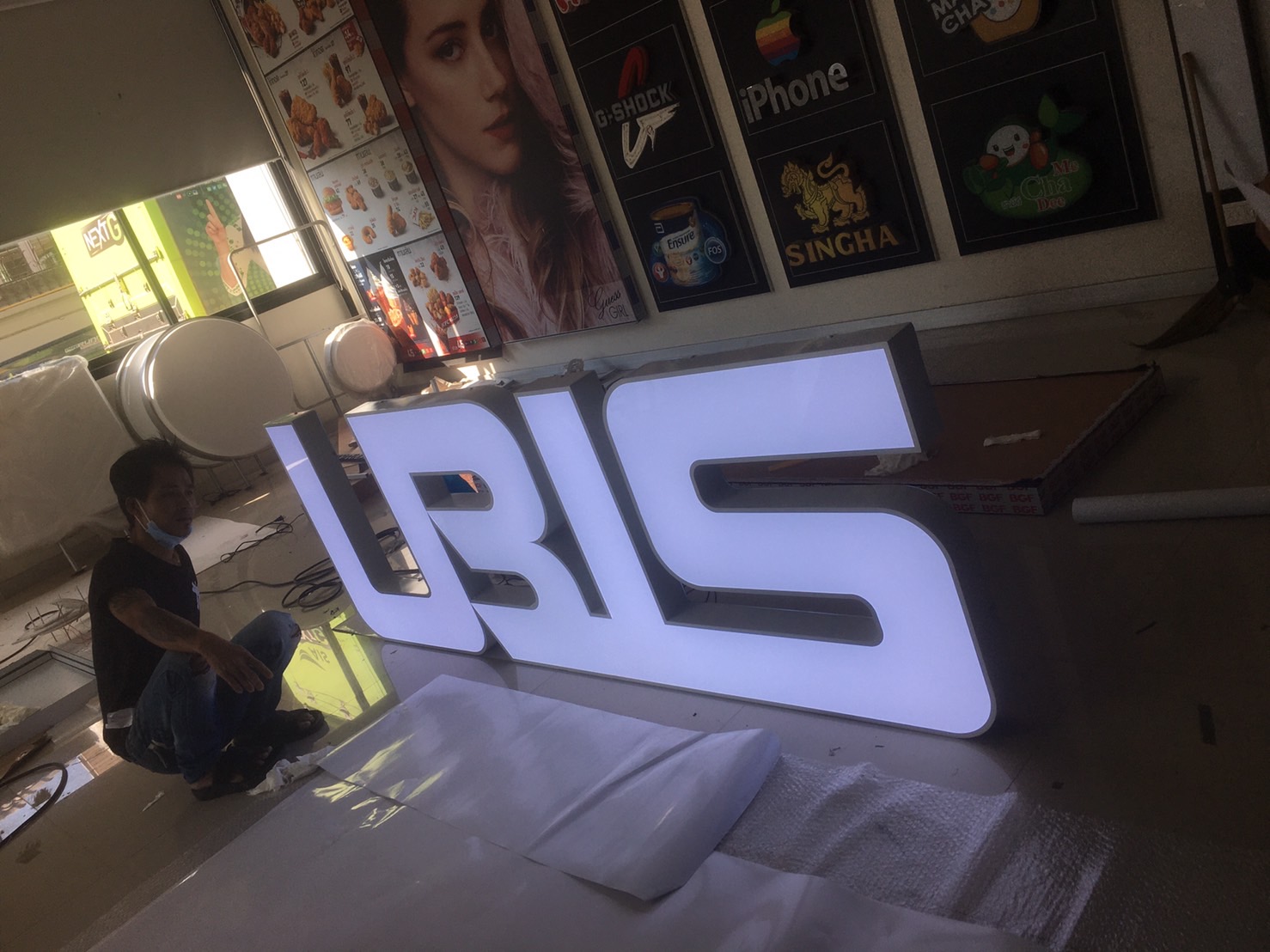 ป้ายตัวอักษรออกไฟแอลอีดี ขอบอลูมิเนียมสีขาว งานUBIS