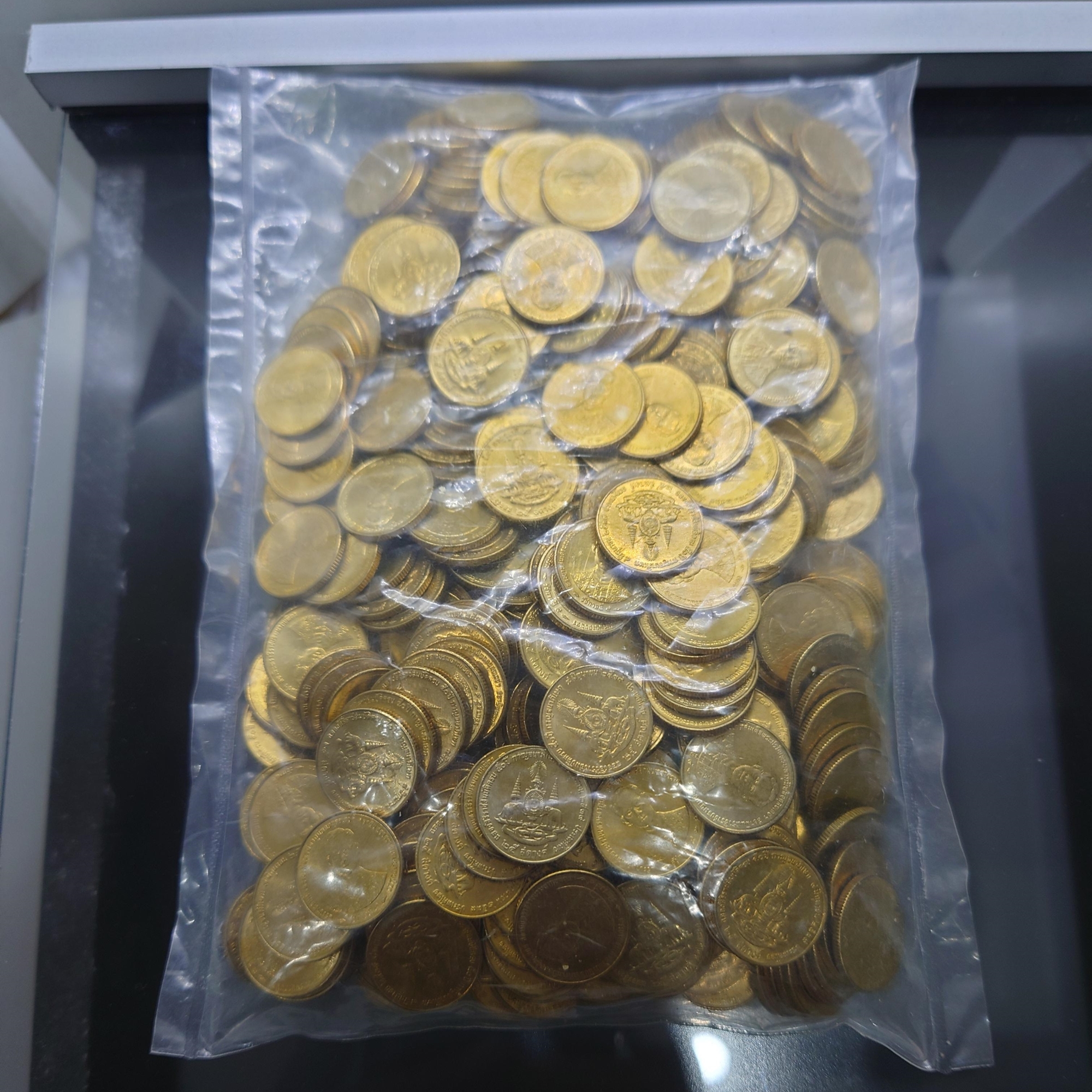 เหรียญยกถุง (400 เหรียญ) เหรียญหมุนเวียน 25 สตางค์ สีทองเหลือง ที่ระลึก กาญจนาภิเษก ไม่ผ่านใช้ พ.ศ. 2539