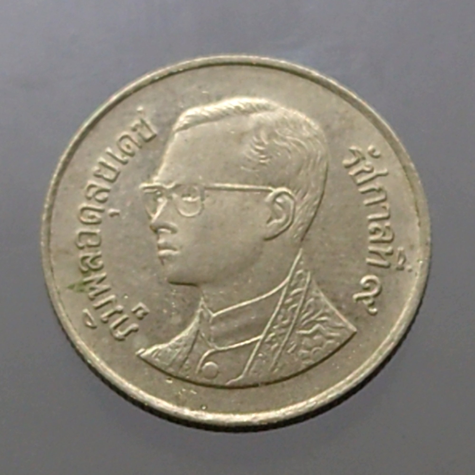 เหรียญ 1 บาท หมุนเวียน ปี พ.ศ.2529 ผ่านใช้น้อย "ช่อฟ้าสั้น" มีผิว มีคราบ ตัวติดลำดับ1