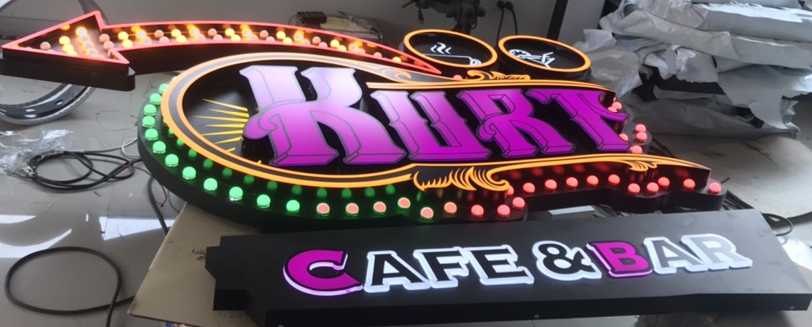 ป้ายไฟปิงปอง “KURT CAFE & BAR” | ป้ายลูกศรไฟ LED หัวกระสุนสุดวินเทจ สีสันจัดจ้าน สะดุดตา เหมาะกับคาเฟ่-บาร์สไตล์โชว์