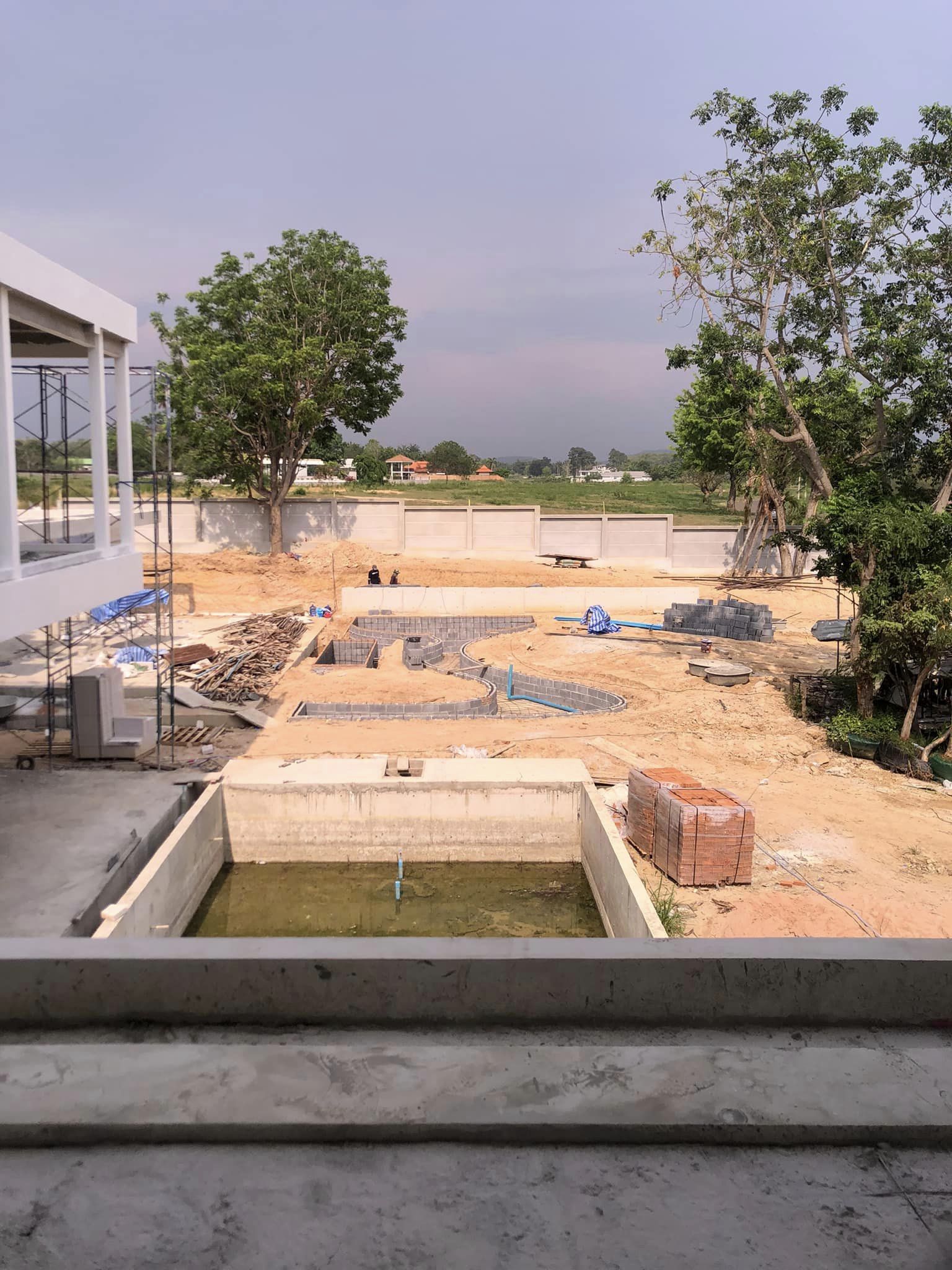 รับจัดทำบ่อน้ำตกพร้อมตกแต่งสวน ขอบคุณที่เรียกใช้บริการครับ ที่ รอยัล ฟีนิกซ์ ชลบุรี
