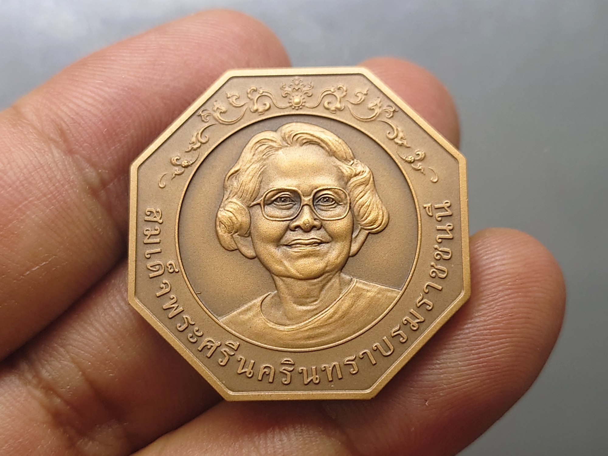 เหรียญเนื้อทองแดงรมดำ ที่ระลึก 120 ปี วันคล้ายวันพระราชสมภมภพ สมเด็จย่า สมาคมพยาบาล สร้างปี2563 หายาก สร้างน้อย