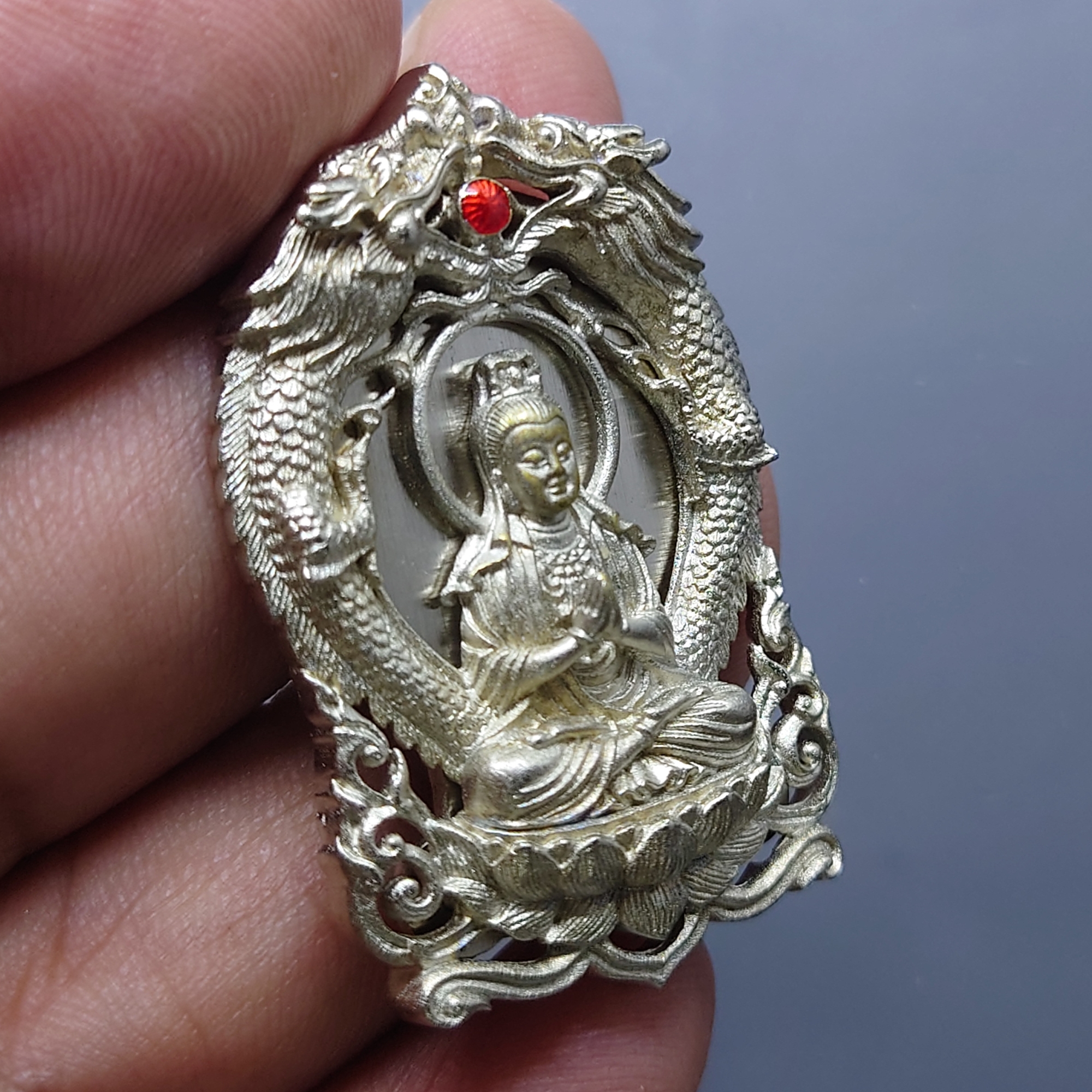 เหรียญฉลุลายยกองค์ พระโพธิสัตว์อวโลกิเตศวร เจ้าแม่กวนอิม มังกรคู่ เนื้อบรอนซ์นอก รมดำโบราณ รุ่นทรงประทานพร วัดบวรนิเวศวิหาร ปี2555 พร้อมตลับเดิม
