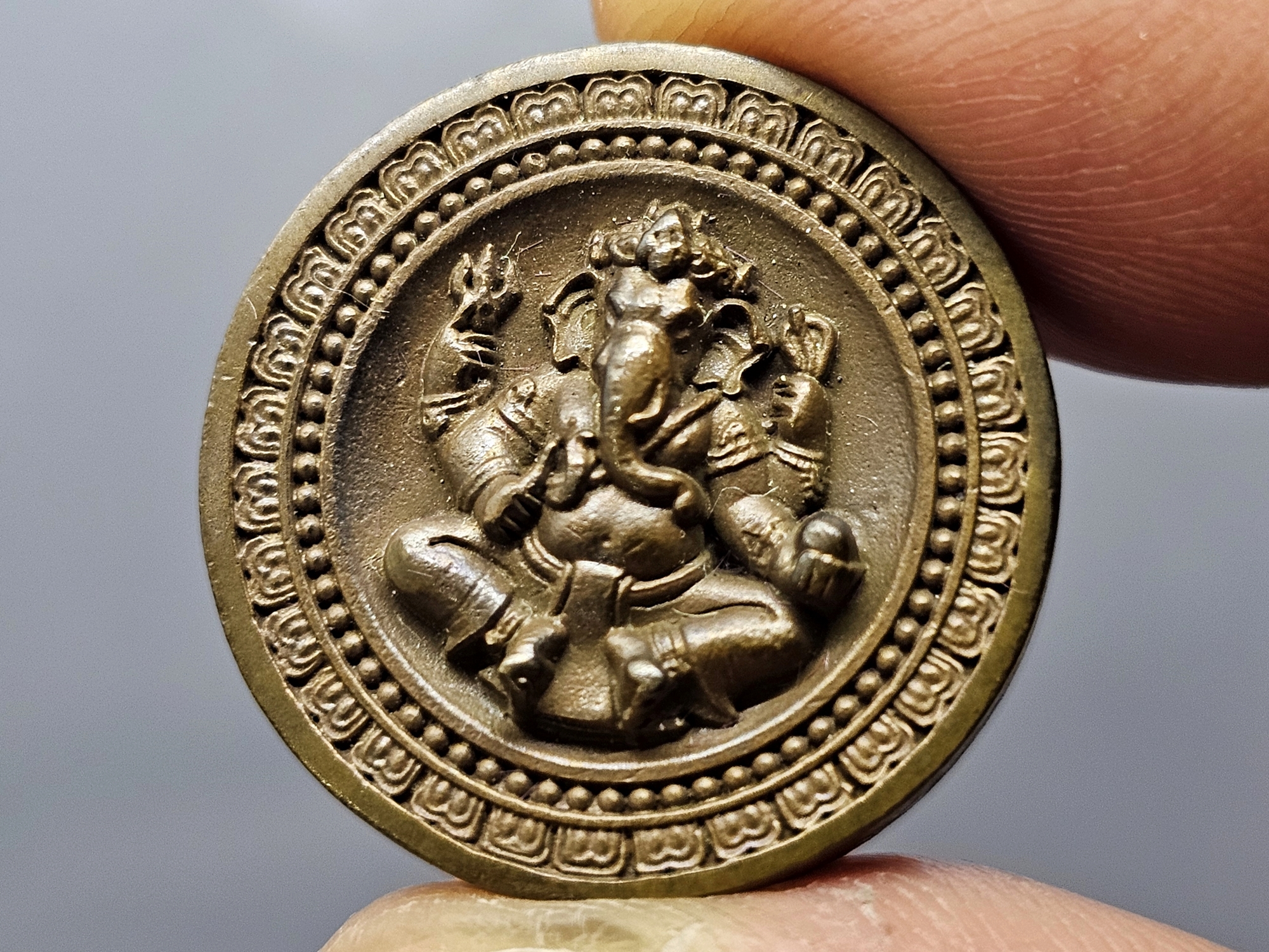 เหรียญพระพิฆเนศ มหาเทพแห่งความสำเร็จ เนื้อนวะ พิมพ์เล็ก รุ่นเบญจมงคล ครบ 50 ปี ททบ 5 ปี2551 พร้อมกล่องเดิม