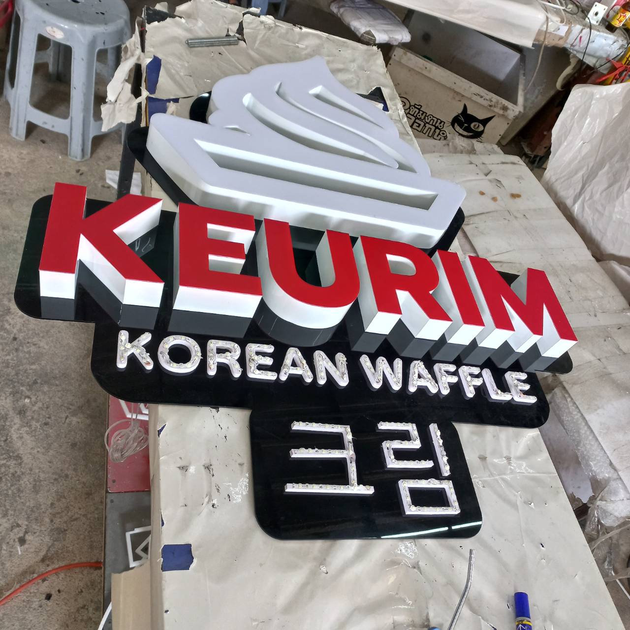 ป้ายตัวอักษรไฟออกหน้า ป้ายร้านอาหารเกาหลี KEURIM KOREAN WAFFLE