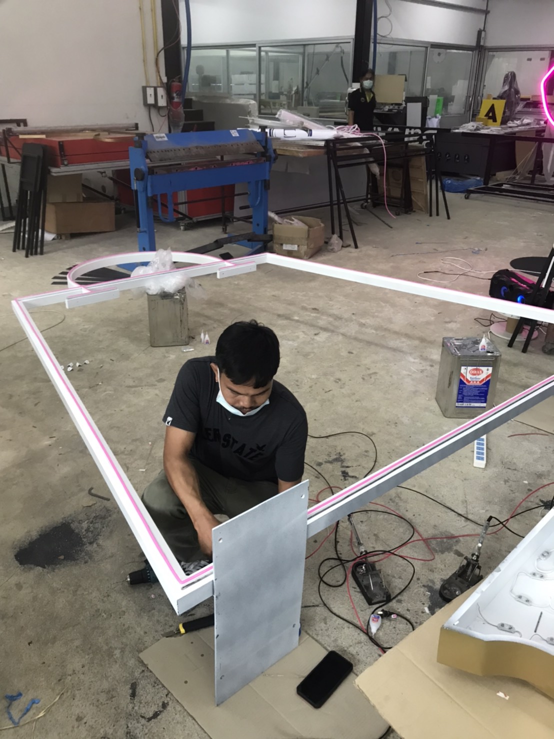 ป้ายไฟนีออนเฟล็กซ์สีชมพูแอลอีดีพร้อมขาตั้ง งานEVEANDBOY