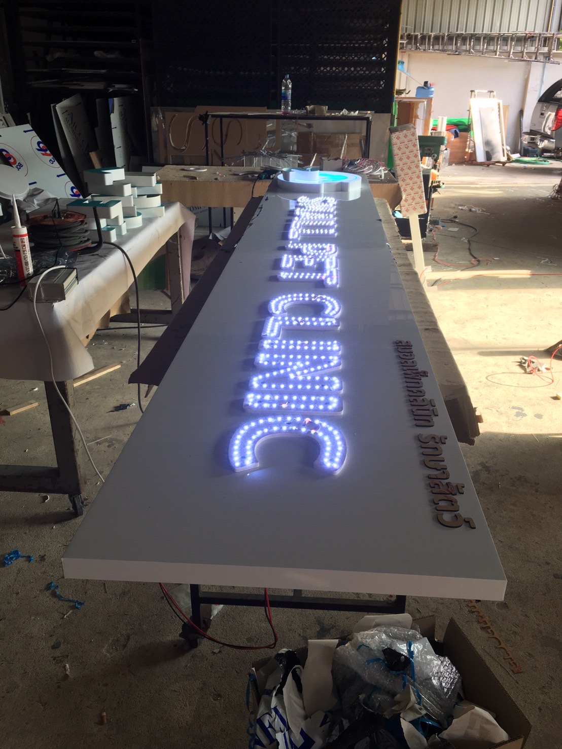 งานป้ายโรงพยาบาลสัตว์ ป้ายไฟตัวอักษร พื่นหลังเป็นคอมโพสิต ร้านคลีนิค งานSmall Pet Clinic