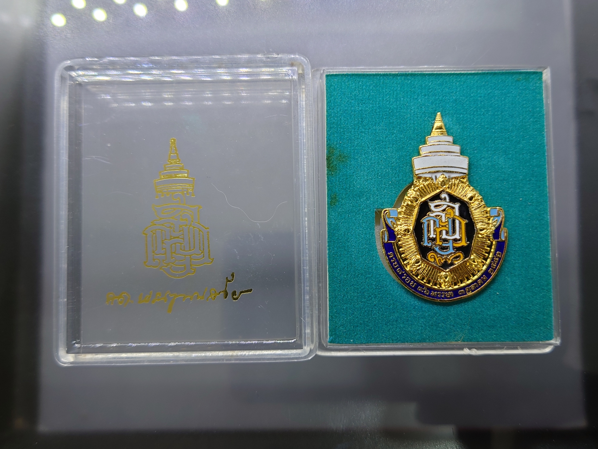 เข็มกลัด ญสส.เฉลิมพระเกียรติ ๘ รอบ ๙๖ พรรษา" สมเด็จพระญาณสังวรฯ สมเด็จพระสังฆราช วัดเทวสังฆาราม ปี2552 พร้อมตลับเดิม