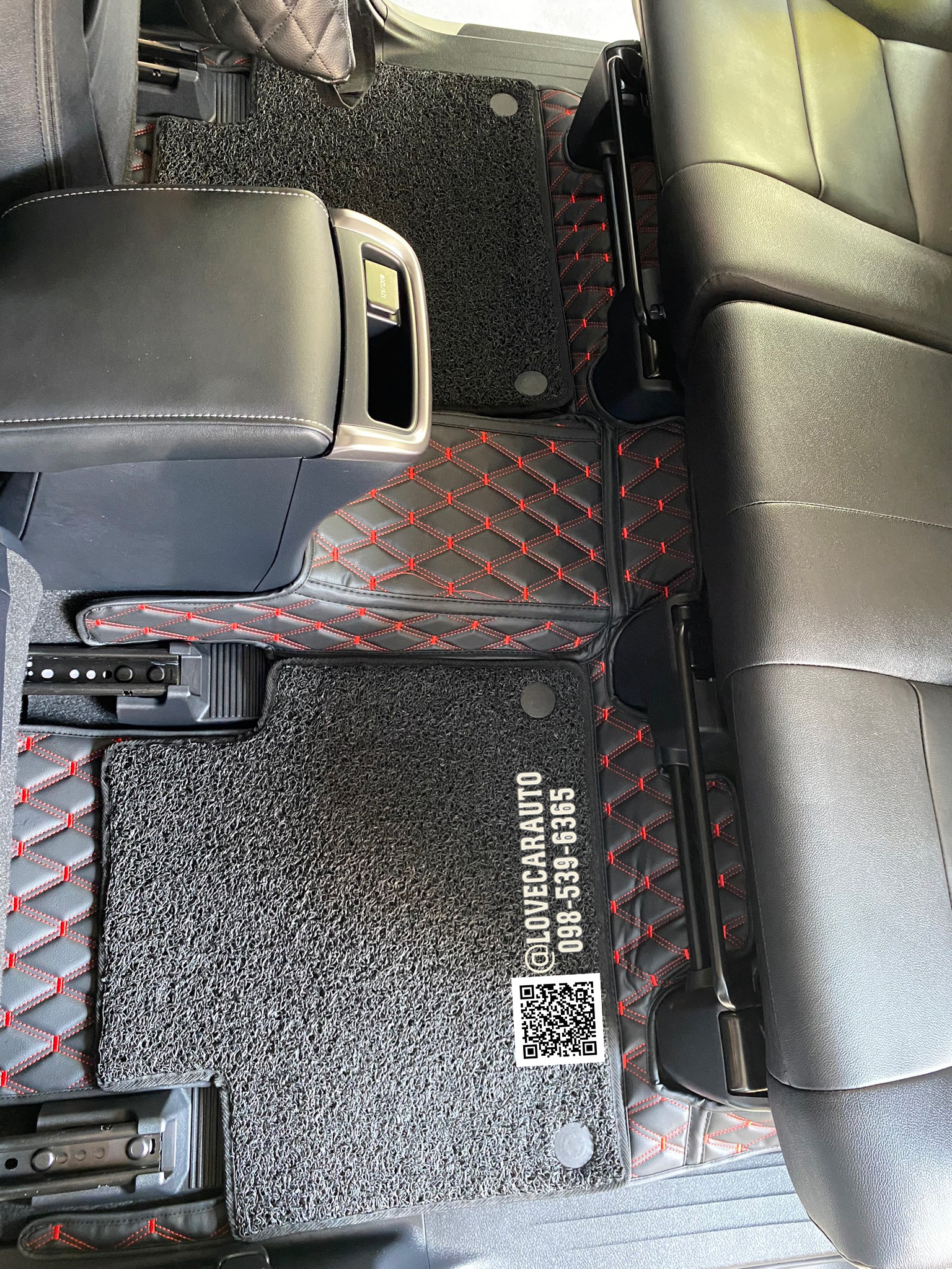 พรม7D VVIP ด้ายคู่ Toyota Fortuner Leder 2022 สีดำด้ายแดง +ไวนิลดำ