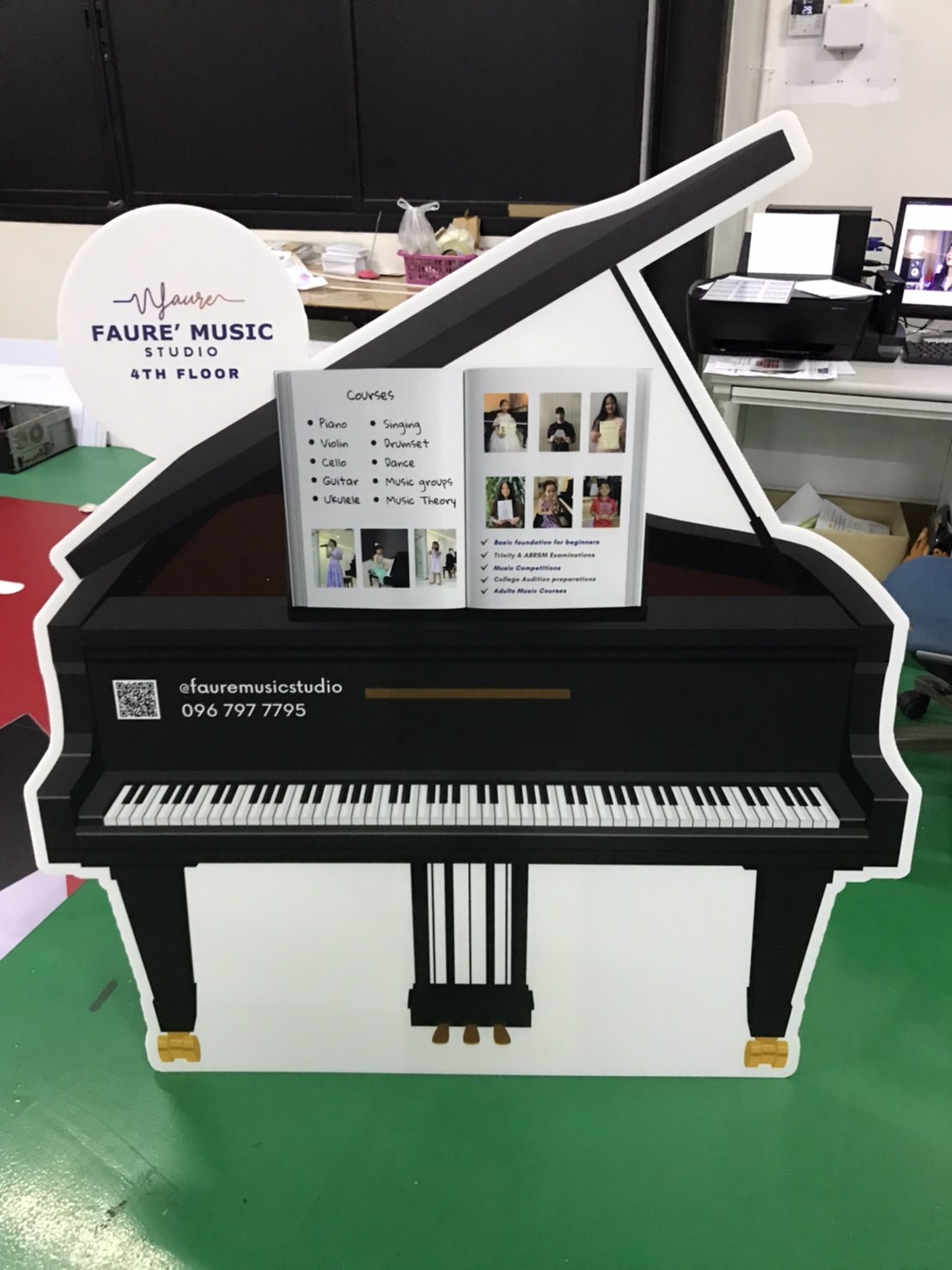 ป้ายสแตนดี้พีพีบอร์ด รูปการ์ตูนเปียโน งานFAURE' MUSIC STUDIO