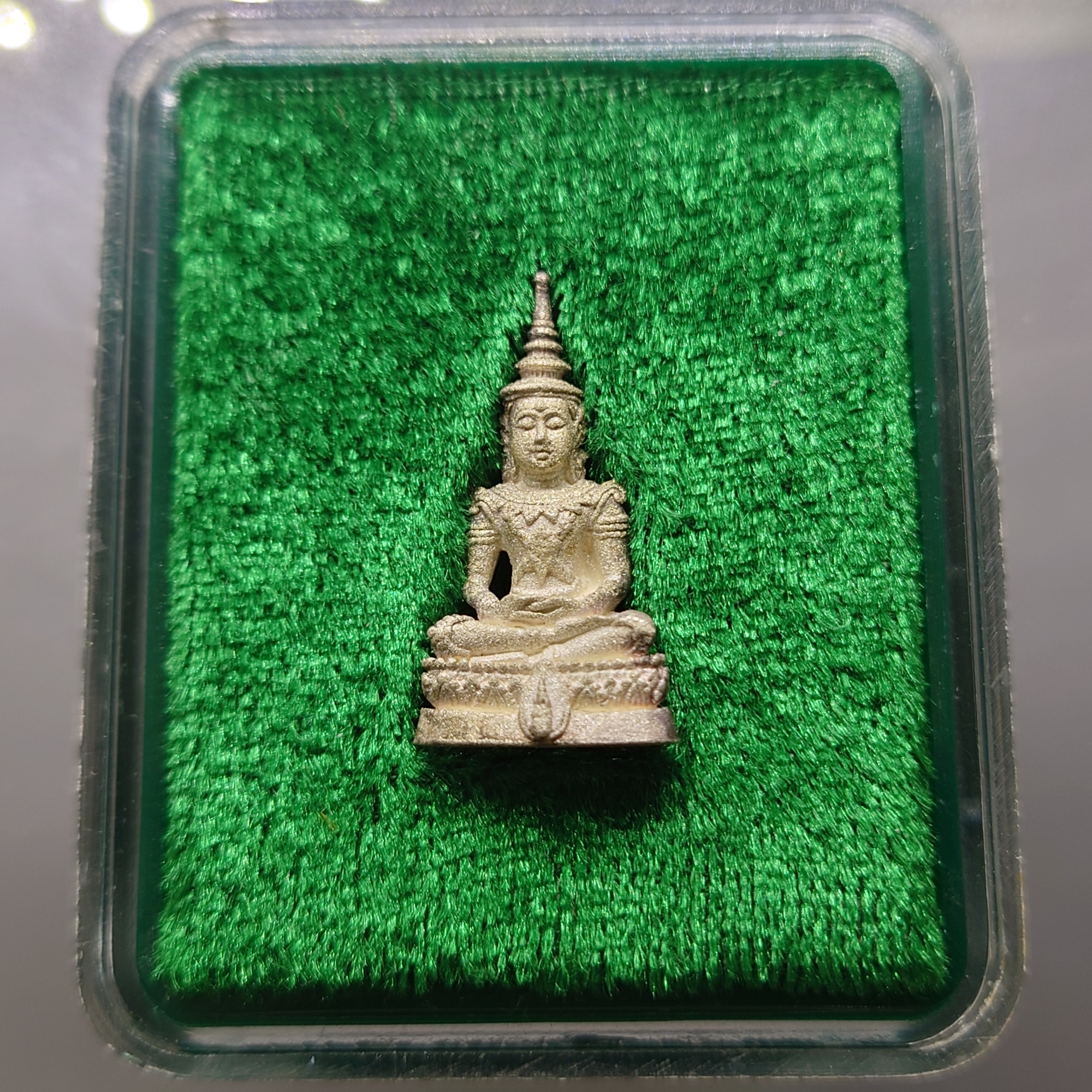 พระแก้วมรกต ทรงฤดูร้อน สธ.ลอยองค์ เนื้อเงินพ่นทราย สมเด็จพระเทพฯจัดสร้าง วัดบวรนิเวศวิหาร ปี 2538 พร้อมกล่องเดิม รับประกันแท้