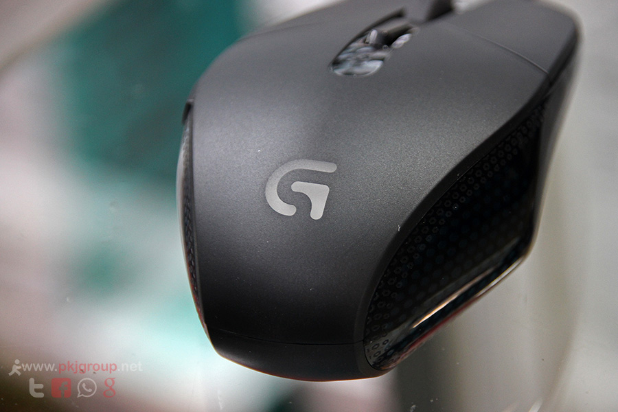 ด้านหลังก็จะเป็นโลโก้ของ Logitech G302 ซึ่งเป็นแบบมีไฟลอดด้วย ซึ่งขนาดปิดไฟอยู่ผมว่ามันก็ดูสวยดีเหมือนกันนะครับ ดูเท่ดีเหมือนกัน ซึ่งเดียวเรามาดูตอนเปิดไฟกันดีกว่าว่า Logitech G302 จะสวยขนาดไหน