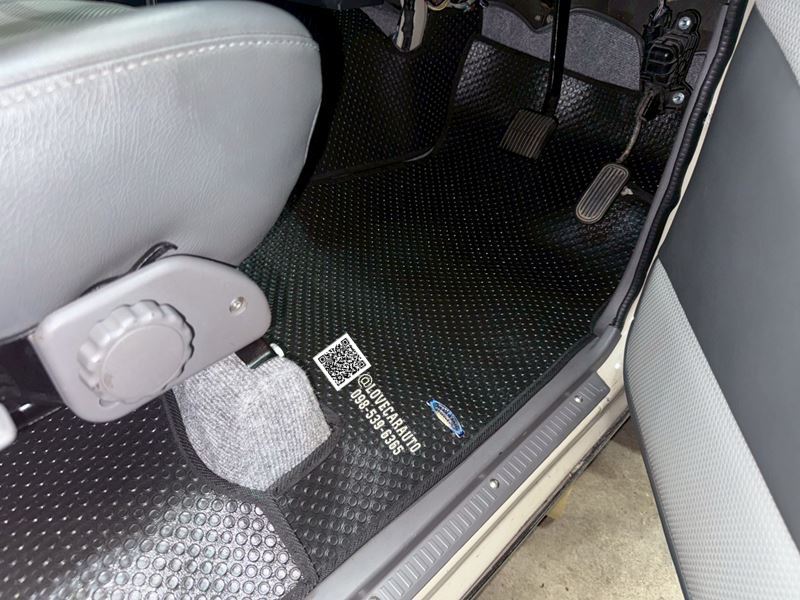 พรมกระดุมรถยนต์ Toyota Land Cruiser FJ60 ปี 1987 ผ้ายาง Pvc กระดุมเล็กสีดำ