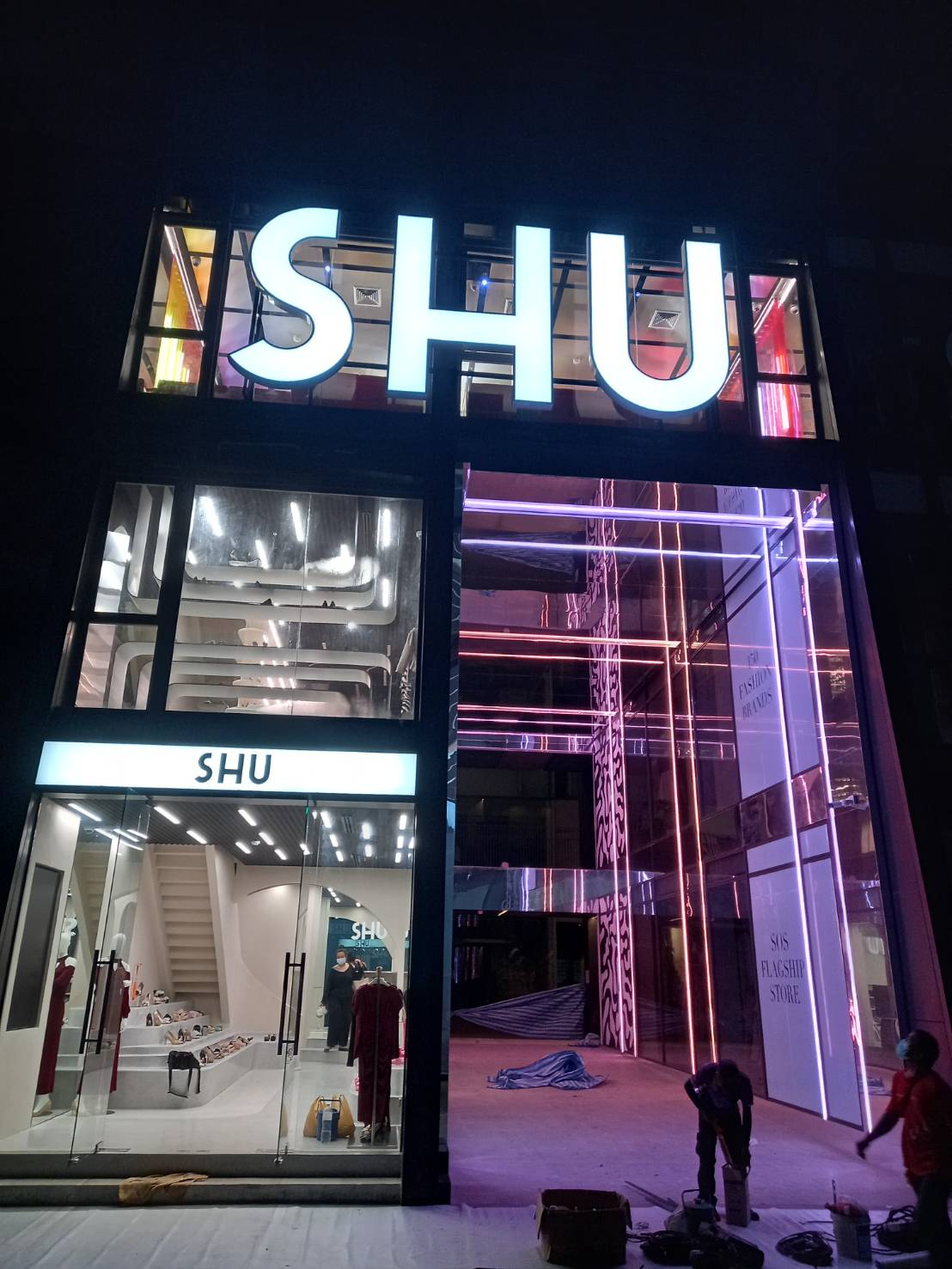 งานป้ายไฟตัวหนังสือไฟออกหน้าสีขาวขอบอลูมิเนียม ไฟแอลอีดี งานแบรนด์SHU