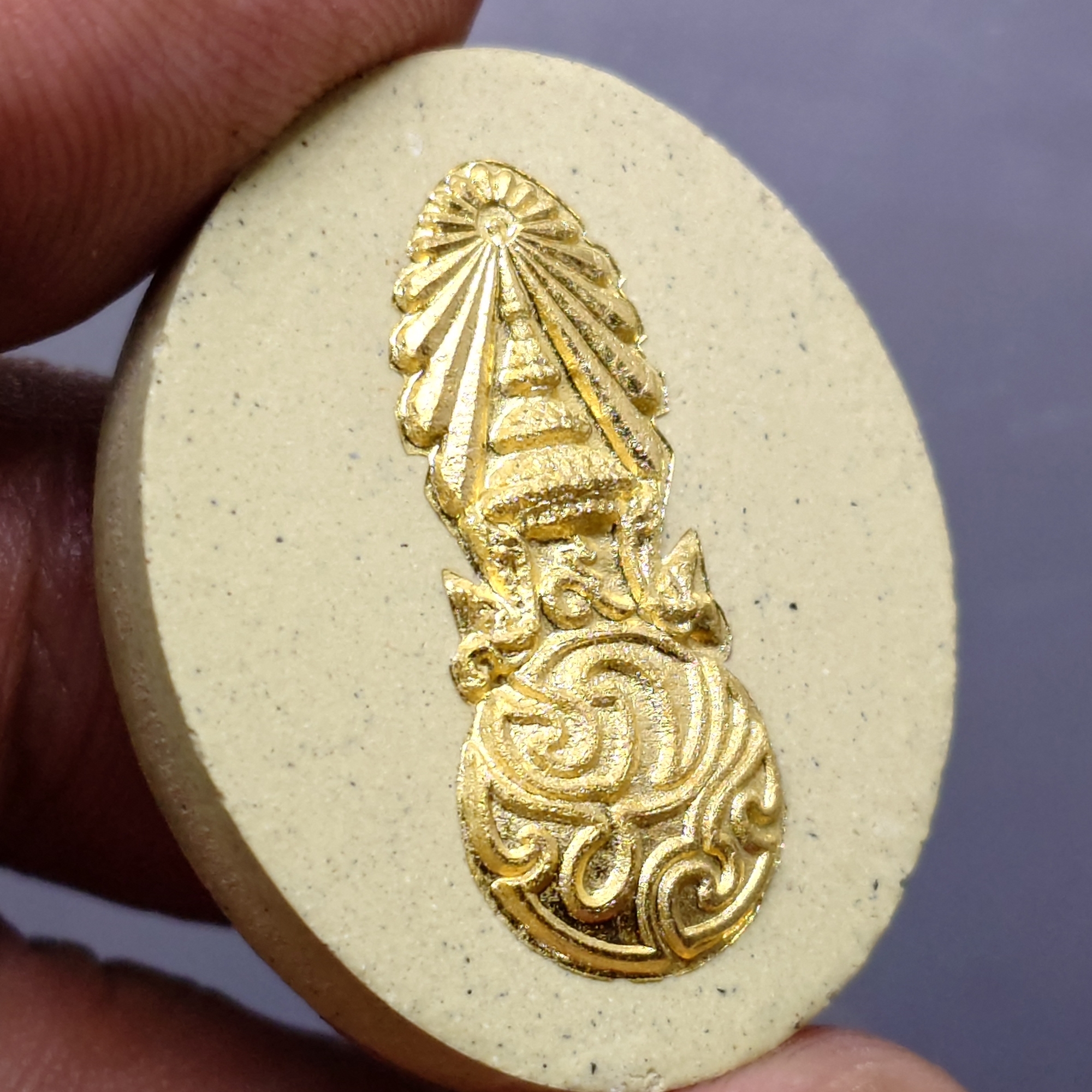 เหรียญรูปหล่อพระบาทสมเด็จพระเจ้าอยู่หัว เนื้อผง หน้าปิดทอง หลัง ภ.ป.ร. ปิดทอง โครงการ "เพราะแผ่นดินนี้ คือ แผ่นดินเกิด" ปี2551 ตลับเดิม