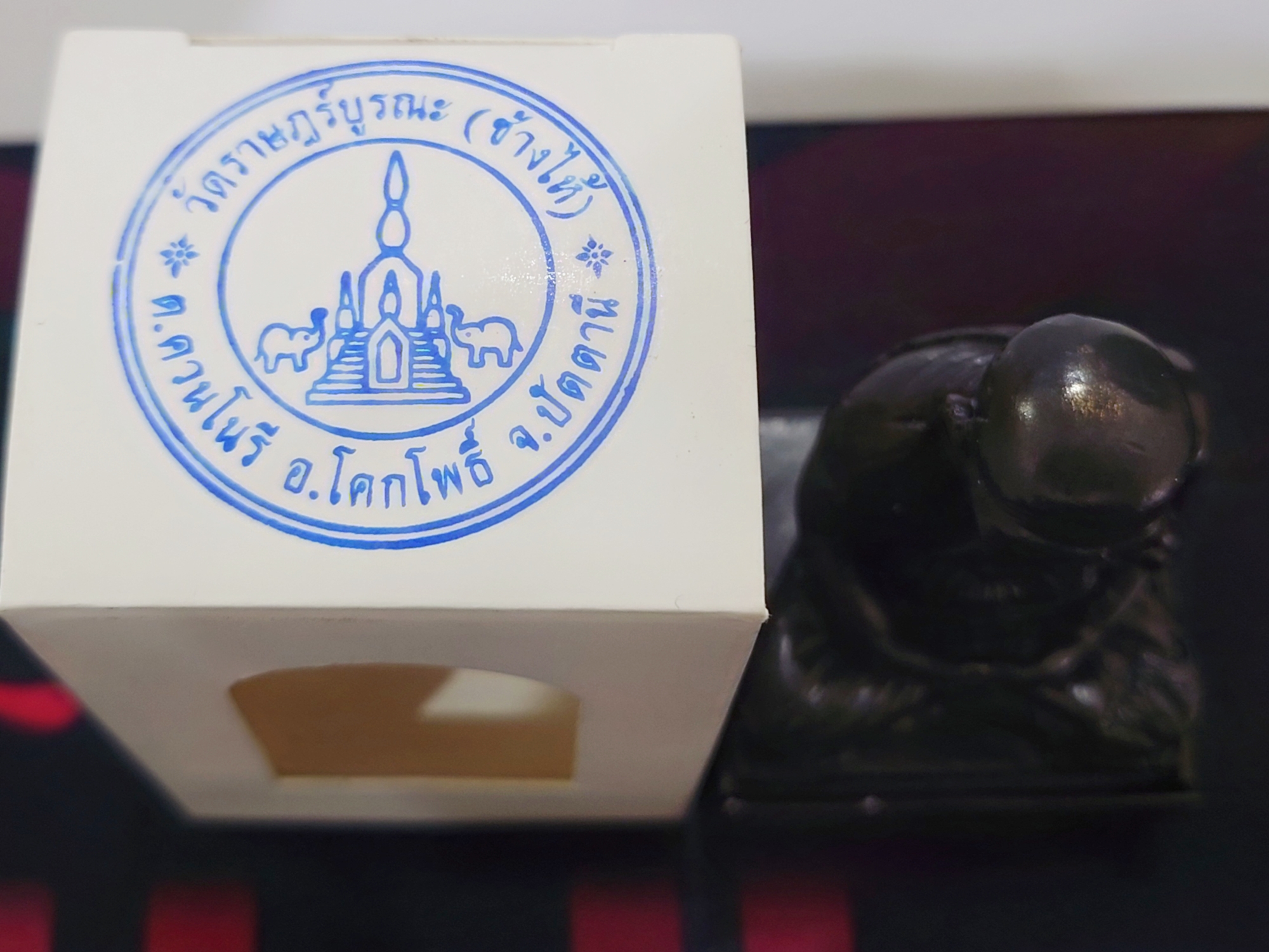 พระบูชา หลวงพ่อทวด วัดช้างไห้ เนื้อโลหะรมมันปู วัดราษฎร์บูรณะ จ.ปัตตานี ปี2555 ขนาด 4.2 x 6.5 ซม.