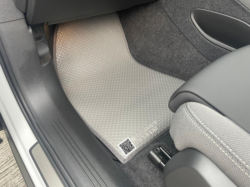 พรมปูพื้นรถยนต์ Volvo XC40 Recharge Twin 2024 กระดุมเล็กเทา