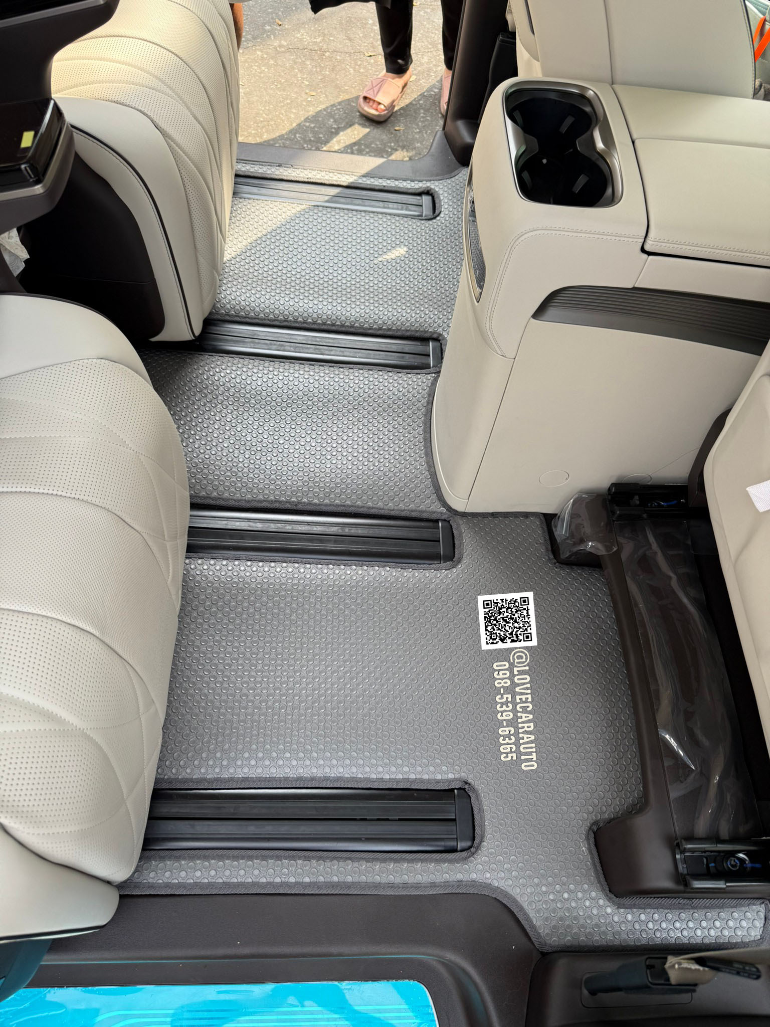 พรมปูพื้นรถยนต์ BYD Denza D9 กระดุมเล็ก pvc สีเทา