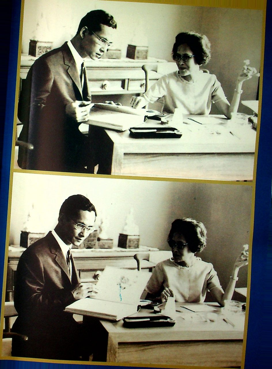 ที่ระลึกพิธีเปิดพระราชานสาวรีย์ สมเด็จพระมหิตลาธิเบศร อดุลยเดชวิกรม พระบรมราชชนก และ สมเด็จพระศรีนครินทราบรมราชชนนี ณ โรงพยาบาลลำปาง