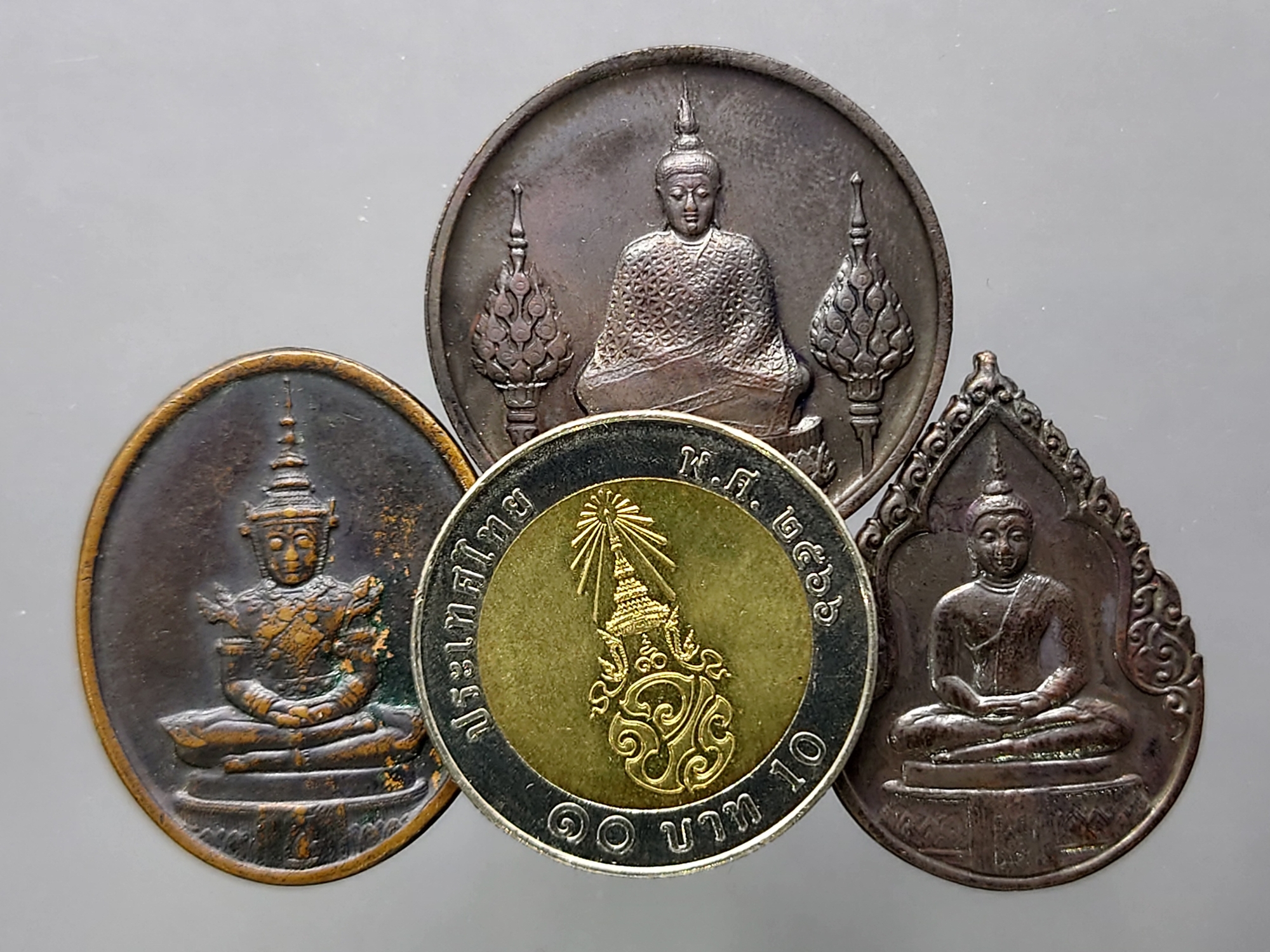 เหรียญพระแก้วมรกต ภปร รุ่นแรก ชุด 3 ฤดู เนื้อทองแดงรมดำ ฉลองกรุงรัตนโกสินทร์ 200 ปี พ.ศ.2525 พร้อมกล่องเดิม