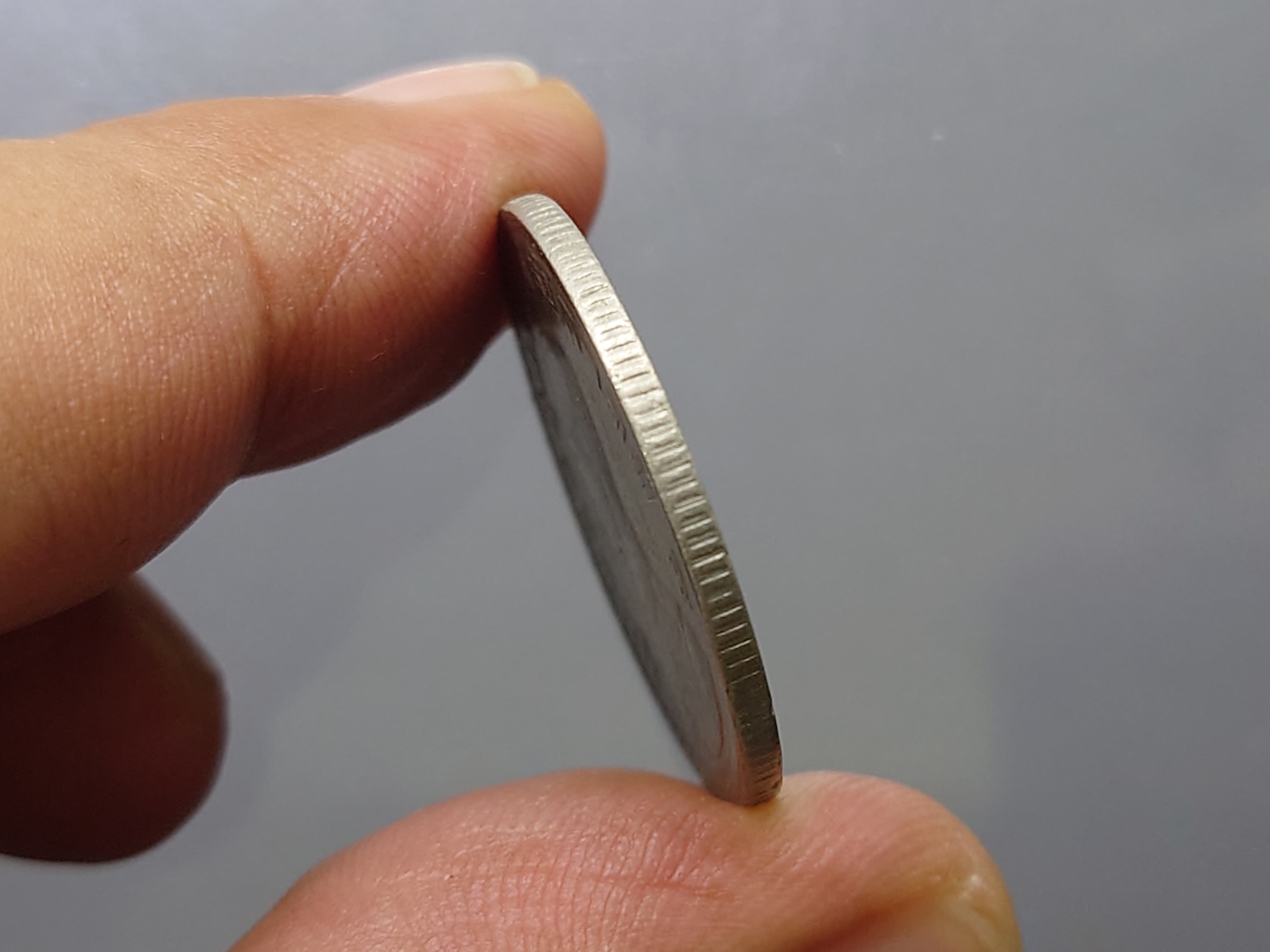 เหรียญ 1 บาท หลังตราแผ่นดิน (บล็อกพิเศษ) พระเศียรตรง ผ่านใช้ ยังสวย พ.ศ.2505