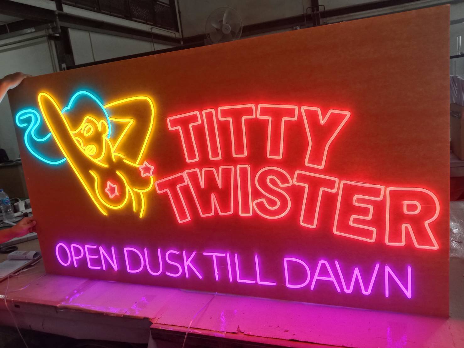 ป้ายไฟนีออน “TITTY TWISTER”