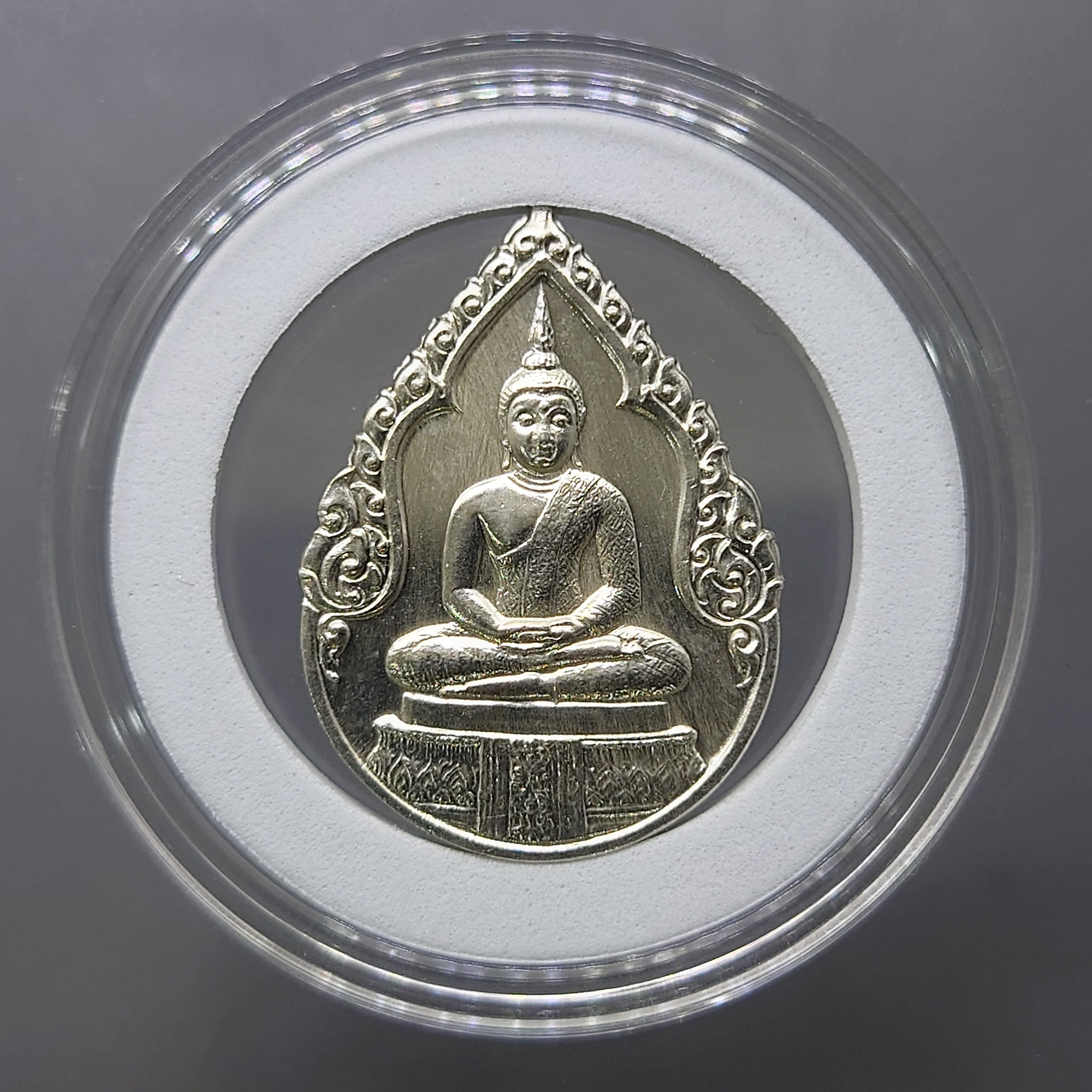 เหรียญพระแก้วมรกต ภปร รุ่นแรก ทรงเครื่องฤดูฝน เนื้อเงิน ฉลองกรุงรัตนโกสินทร์ 200 ปี พ.ศ.2525