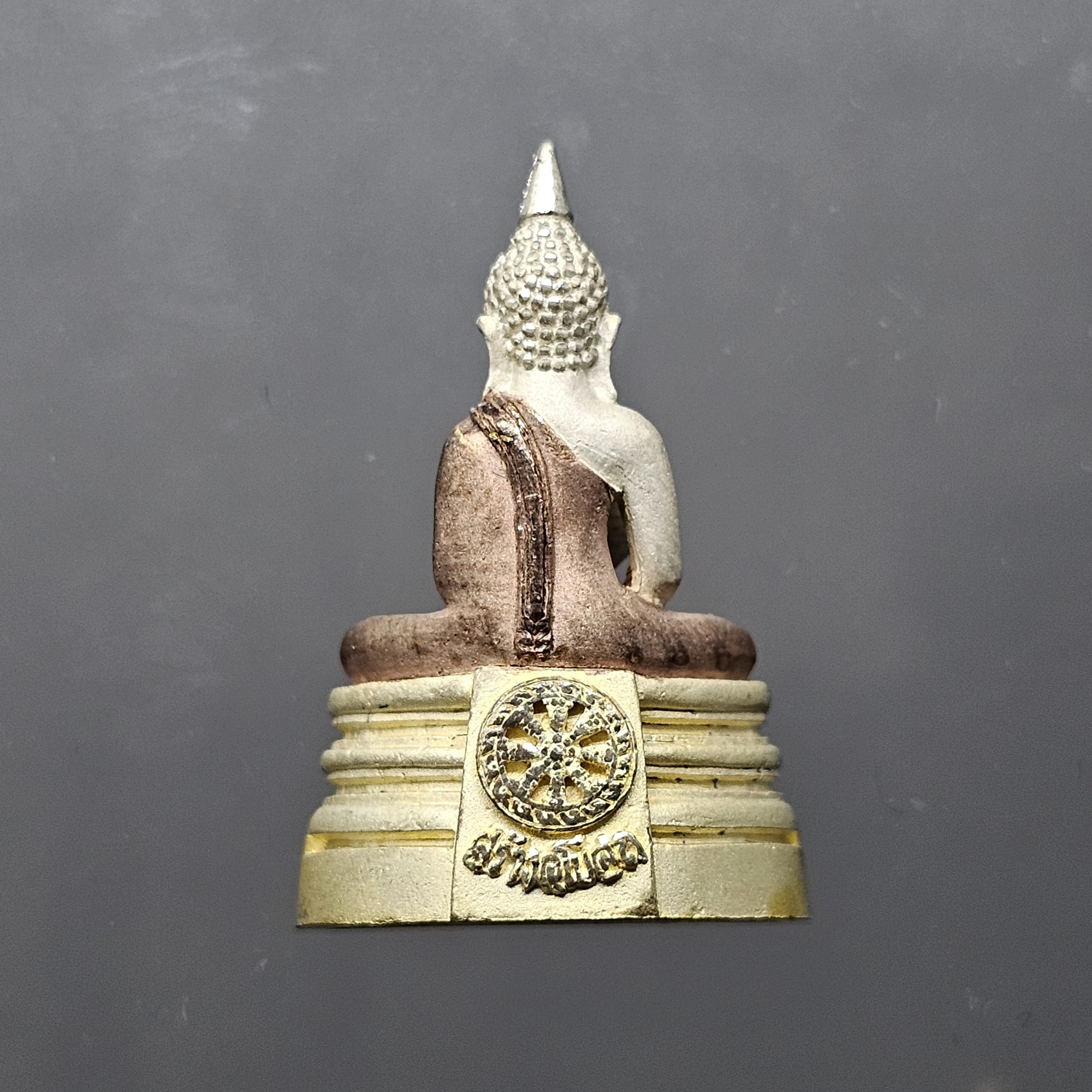 พระพุทธโสธร รุ่นสร้างพระอุโบสถ เนื้อเงินสามกษัตริย์ พิธีพุทธาภิเษก ณ พระอุโบสถ วัดโสธรวรารามวรวิหาร พ.ศ.2539 พร้อมกล่องเดิม