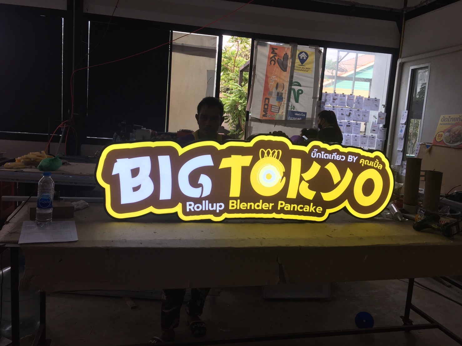 ป้ายไฟตัวอักษรและโลโก้ ขอบอลูมิเนียม ป้ายไฟออกหน้า งานBIGTOKYO ROLLUP BLENDER PANCAKE บิ๊กโตเกียว By คุณเปิ้ล