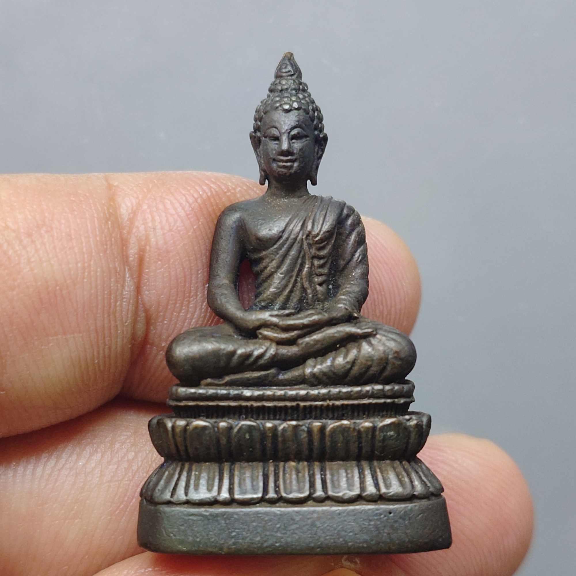 พระกริ่ง ภปร พระพุทธนวมมหาราชายุจฉับปริวัตนมงคล เนื้อนวะโลหะ ฉลองพระชนมายุครบ 6 รอบ รัชกาลที่9 ปี2542 พร้อมกล่องเดิม