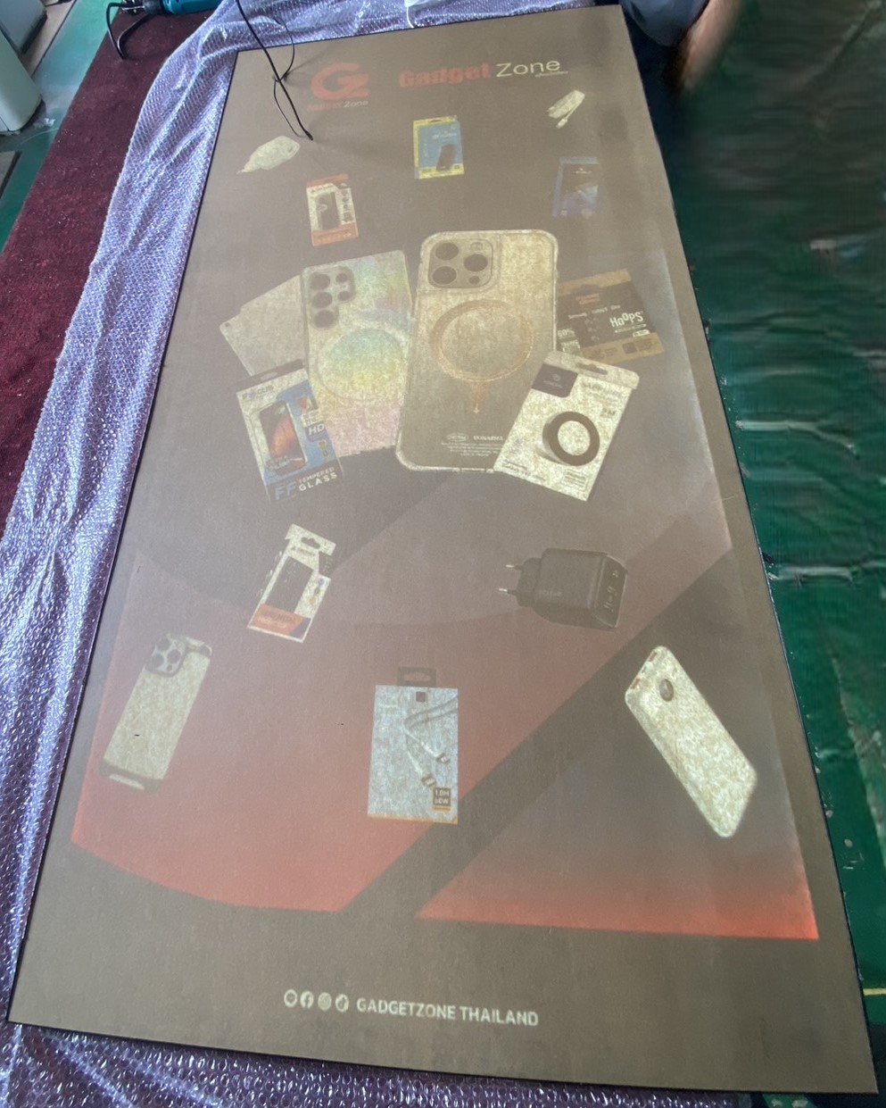 ป้ายกรอบไฟเมนูแนวตั้ง Gadget Zone สำหรับร้านอุปกรณ์มือถือ