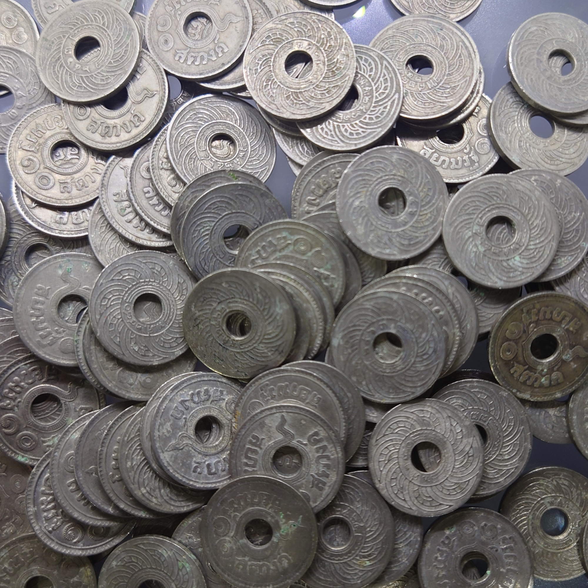 สตางค์รู 10 สตางค์ เนื้อนิเกิล คละปี (ผ่านใช้) ผลิตออกใช้ในสมัย รัชกาลที่ 5 ถึง รัชกาลที่ 8 (ราคาต่อ 1 เหรียญ)