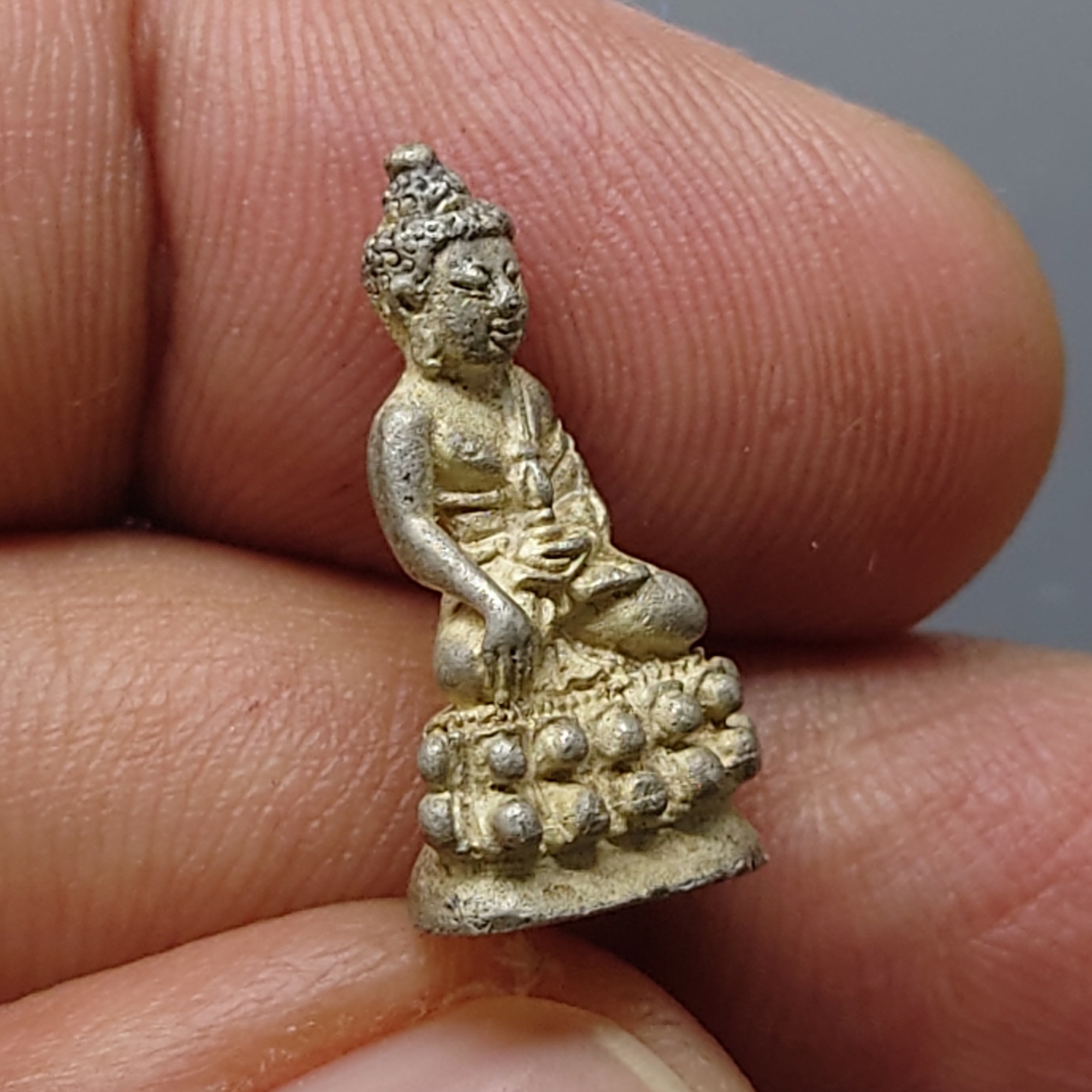 พระกริ่งชัยวัฒน์ วัฒนะ เนื้อเงิน รุ่นเจริญอายุ ๖ รอบ พระจุลคณิศร (เฉลิม ชยุตตโม) วัดราชบพิธสถิตมหาสีมาราม ปี2534 พร้อมกล่องเดิม