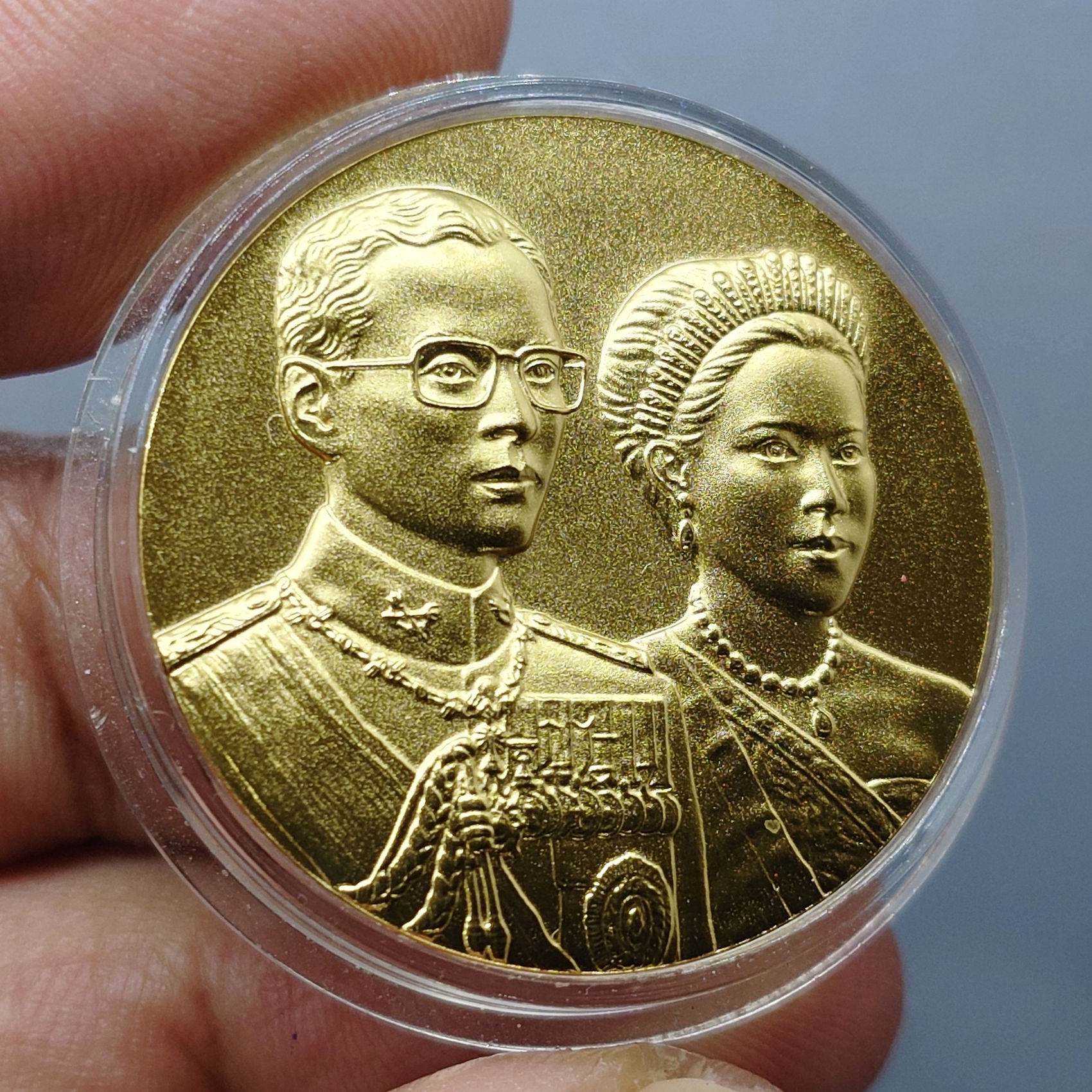 เหรียญที่ระลึกพระราชทาน ในหลวง ร.9 และพระราชินี เนื้อกะไหล่ทอง ขนาด 3 ซม. ทรงกลม (แจกเฉพาะข้าราชการ ใกล้ชิดพระองค์)