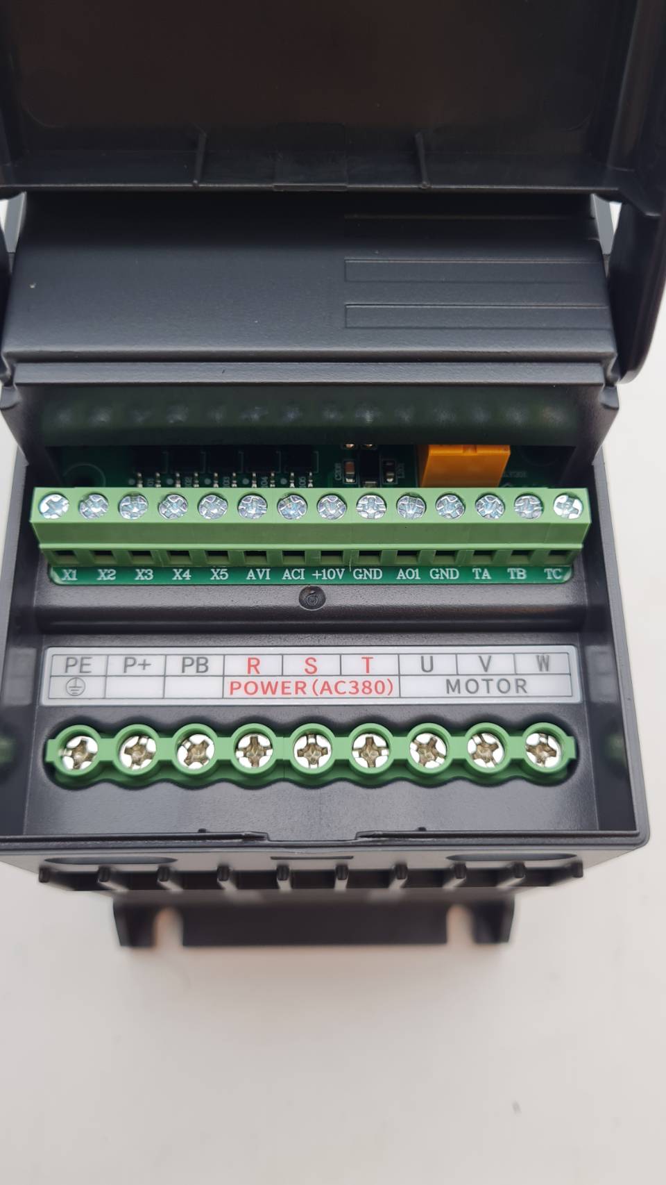 อินเวอร์เตอร์ 750W 380V 3เฟส ควบคุมความเร็วรอบมอเตอร์ใช้กับงานสายพานลำเรียง