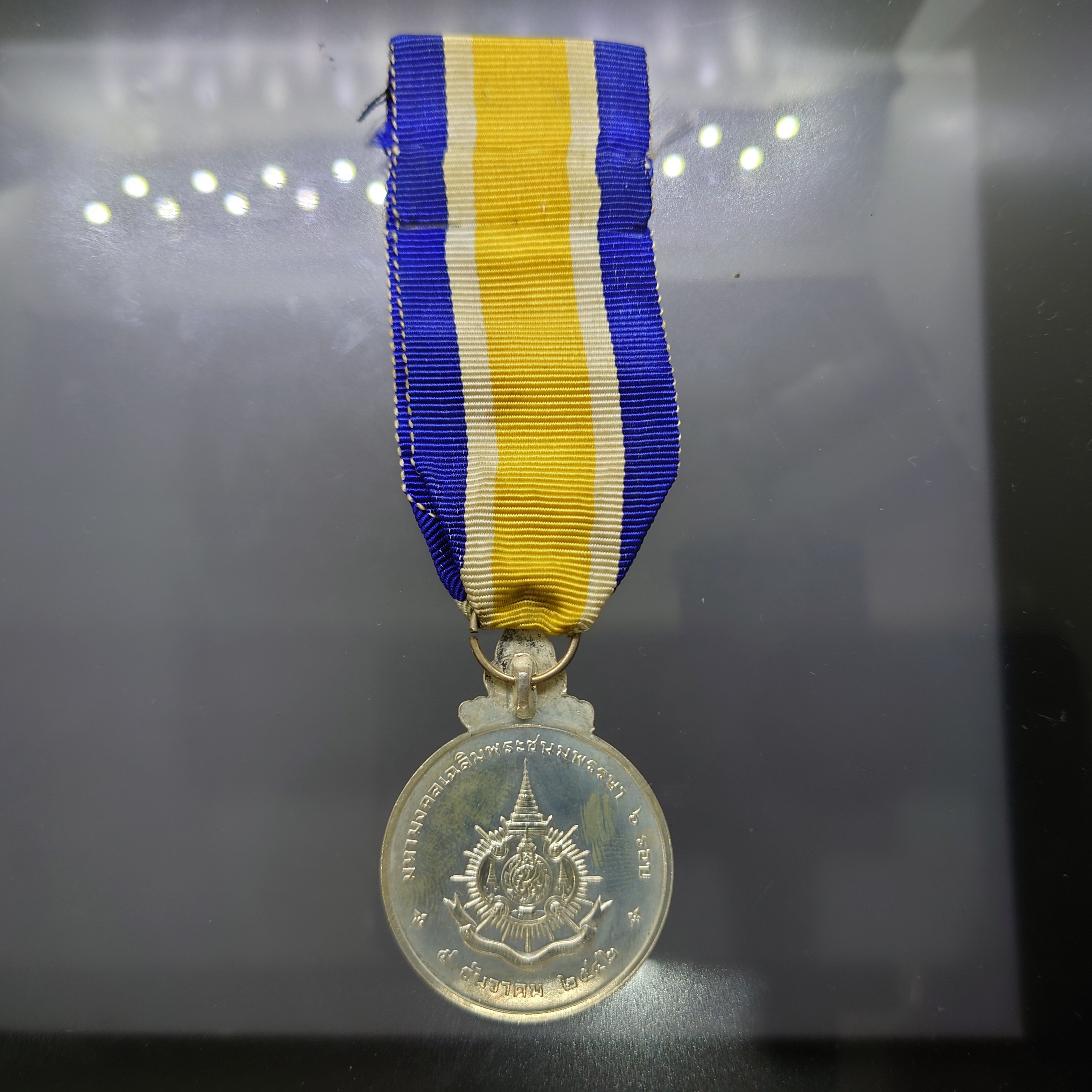 เหรียญที่ระลึกประดับแพรแถบ เนื้อเงิน เฉลิมพระชนมพรรษา 6 รอบ 72 พรรษา รัชกาลที่ 9 พ.ศ.2542 "แบบชาย"