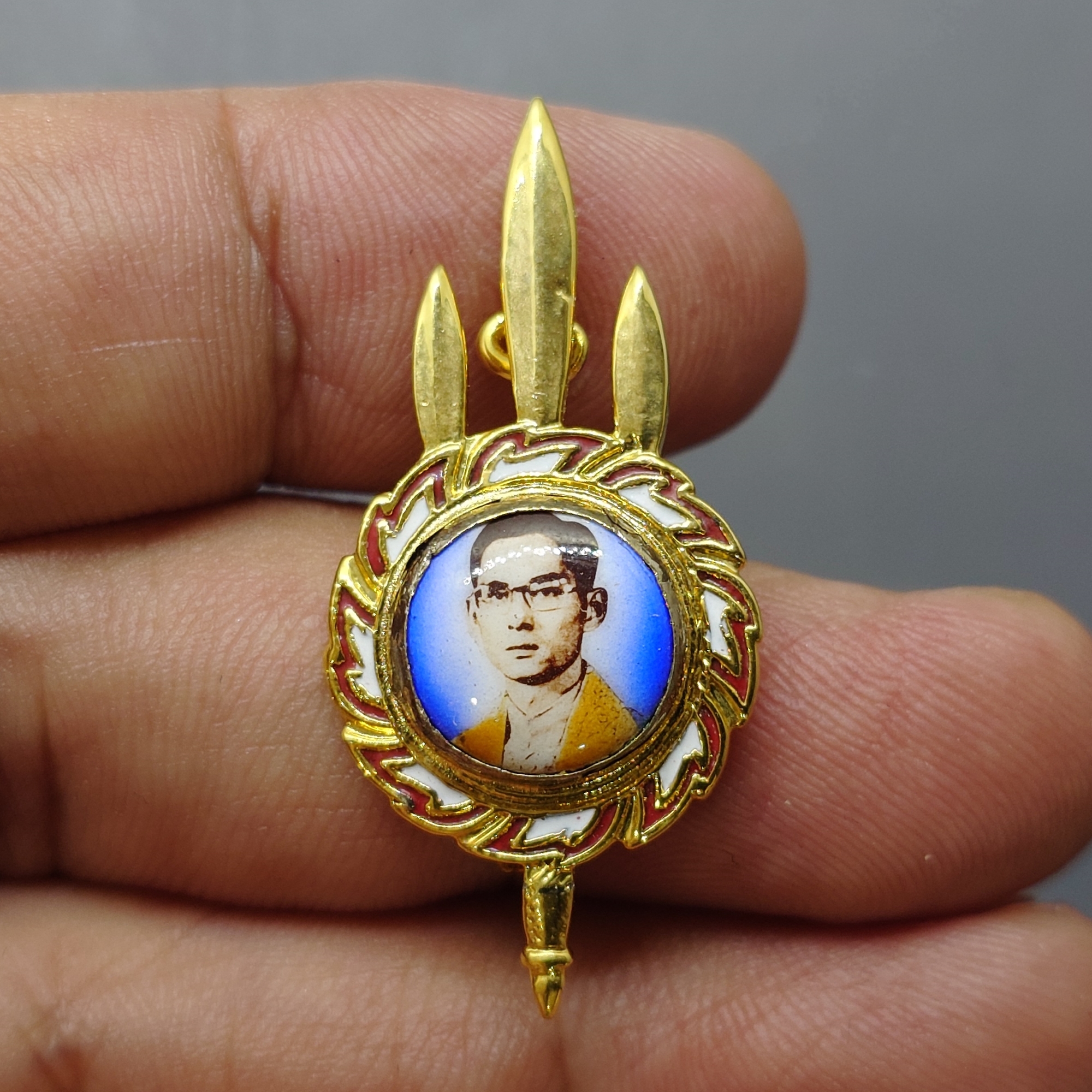 เข็มกลัดตรีเพชร หลังลายเซ็น " ภูมิพลอดุลยเดช" ในหลวง ร.9 ออก วัดบวรนิเวศวิหาร ปี 2530 พล้อมตลับเดิม