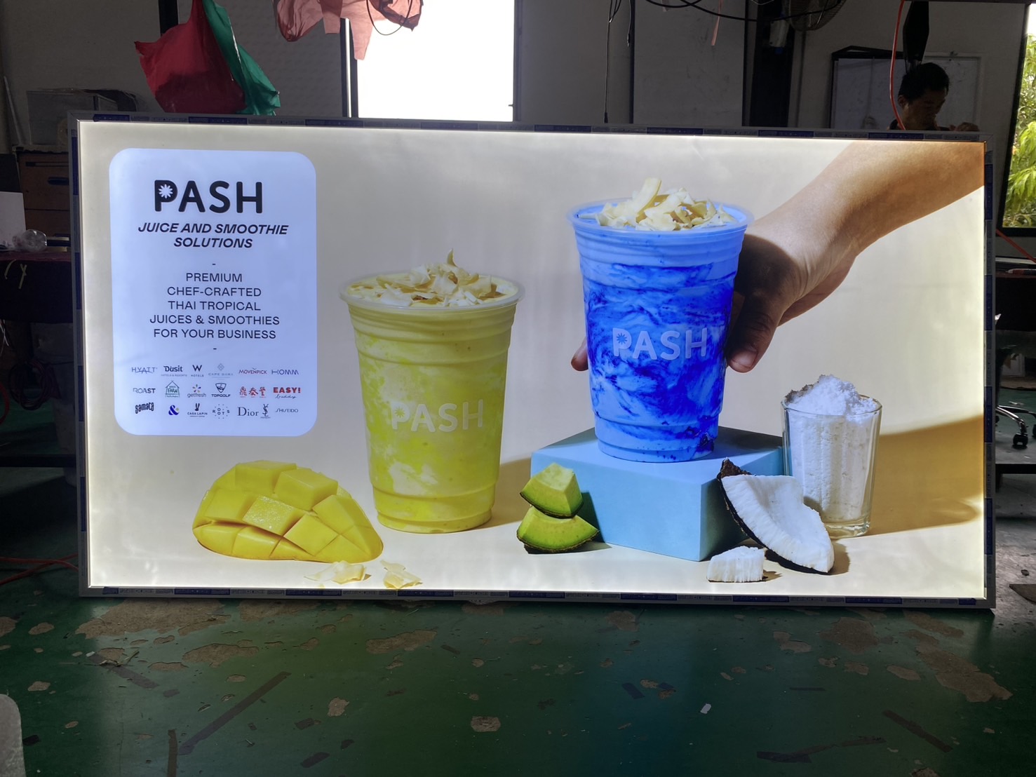 กรอบป้ายไฟเมนู แบรนด์ PASH | ป้ายเมนูเครื่องดื่มพรีเมียม ดีไซน์สว่างชัด สะท้อนความมืออาชีพ